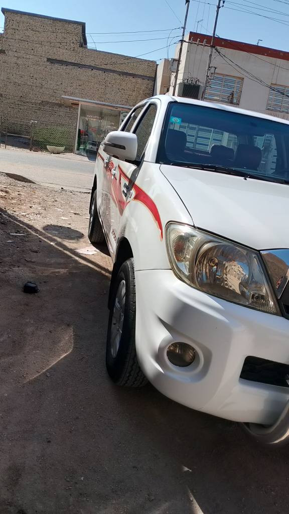 السلام عليكم لبيع بيكم هايلوكس موديل 2010 فلاحي كويتي دشبول رصاصي منضومه تبرير جديده منضومه ماء جديد باتري جديد وصور السونر موجوده بل منشور 
الموقع بغداد السيديه غير متواجد على الفيس 
السعر 140 وبيها مجال قليل رقم تلفون *********** بغداد, العراق
