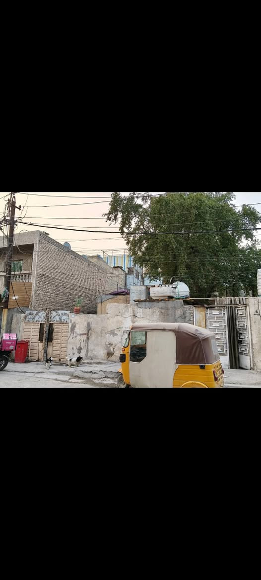 :دار للبيع طابو صرف.(يعتبر قطعة ارض)
 في منطقة٫ البلديات٫ شارع القدس
 قرب: علا حسينية شهداء شمر بشارع السكه
مساحة: 265  وجة 10 نزال 26ونص
سعر المتر 1,600,000: مليون وستمائة ألف. (قفل)
رقم التواصل وتساب. ***********

