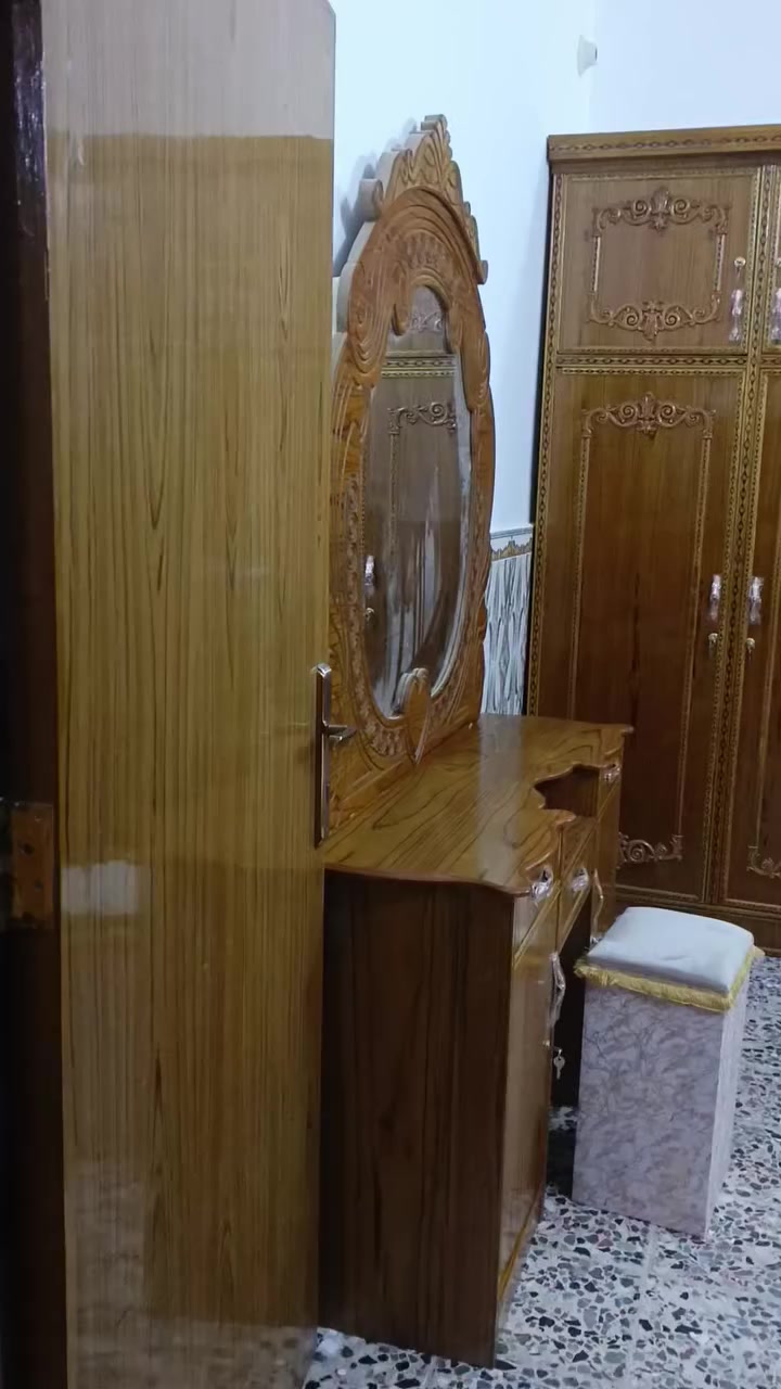 غرفه اخشاب صاج عراقي اربعه ملم غرفه جديده بعدهي ما مستخدمه ستوني مشتريه وشاده سبب البيع اريد اغيره بتركيه الموشراي لا يراسل سعره مليون وبيه مجال للشراي رقمي ***********
