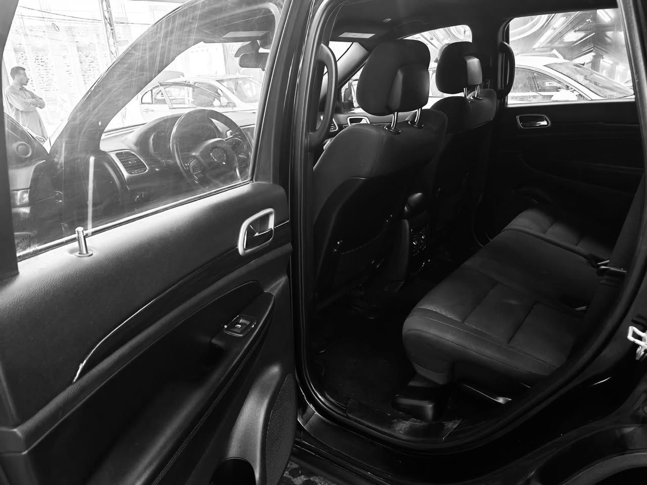 جيب كراند شيروگي 2020
بيه صبغ 3 قطع فقد بدون دواخل سياره نصبتهه احلى من الصور بهواي 

نضيفه كلش متعوب عليه 

محرك v6. 

رقم بغداد مداور ثاني يوم .

مكاني نجف 

السعر 185 وبيه مجال 

***********
