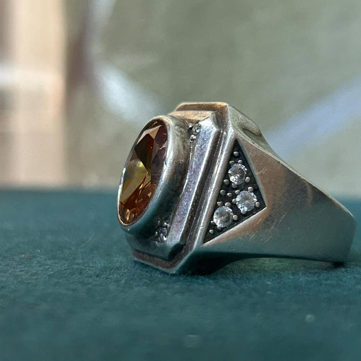خاتم💍رجالي فضة مزين بحجر سترين الأصفر البراق  و الجوانب عريضة مزينة بالزركون اللامع
قياس 19
السعر 75الف دينار عراقي 
للطلب و الاستفسار مراسلة الصفحة 
او على رقم واتساب ***********
