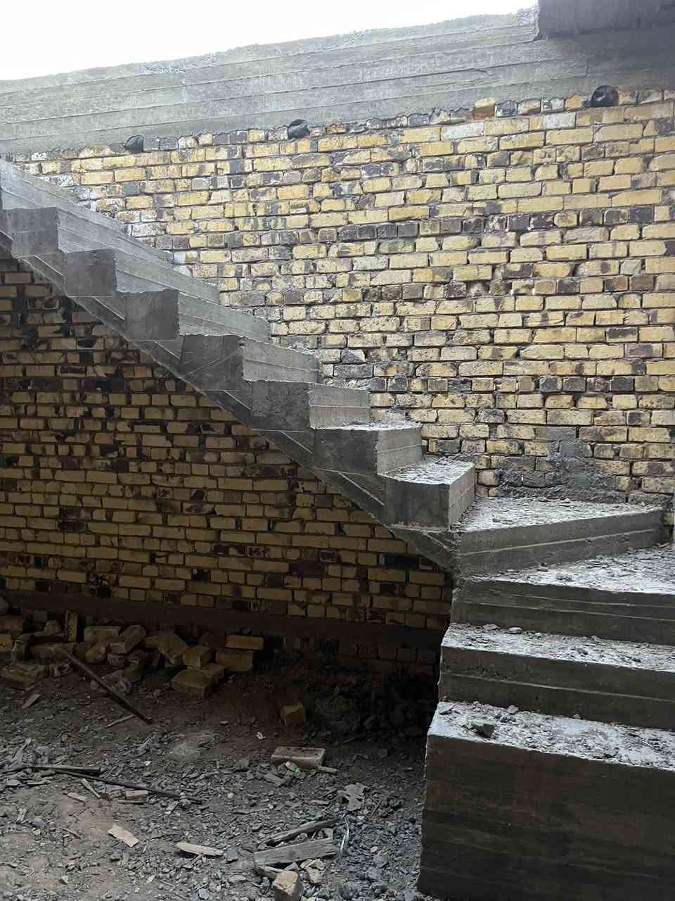 السلام عليكم 
دار هيكل للبيع
المساحة 100م
الواجهة 5 والنزال 20
العنوان شارع 80 كربلاء الطريق الرابط بين شارع 80 وشارع 100 طريق شريفة (ع) الجديد
السعر 65 وبي مجال.***********
