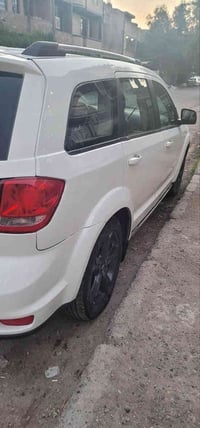 دودج جورني 2019 ابيض اللون 6  سلندر 7 راكب حادثها صندوق وجزء من الجامل...