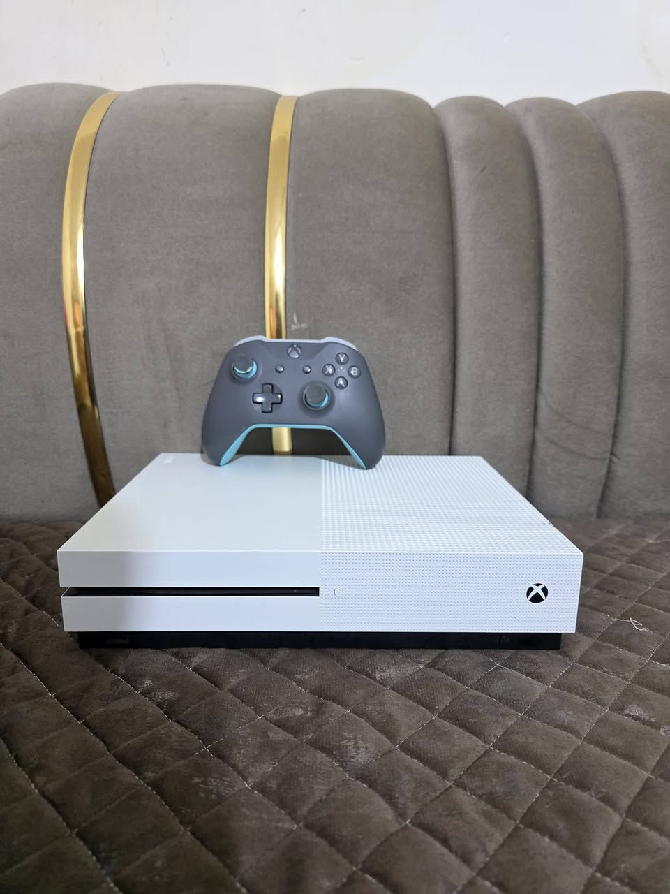 اكس بوكس ون اس ذاكرة واحد تيرا مامفتوح لوك ستيكر جهاز بعده جديد مع جوستك باندل بلادي شرط الفحص والضمان مع كامل ملحقاتة السعر 180وبي مجال للطيبين ***********
