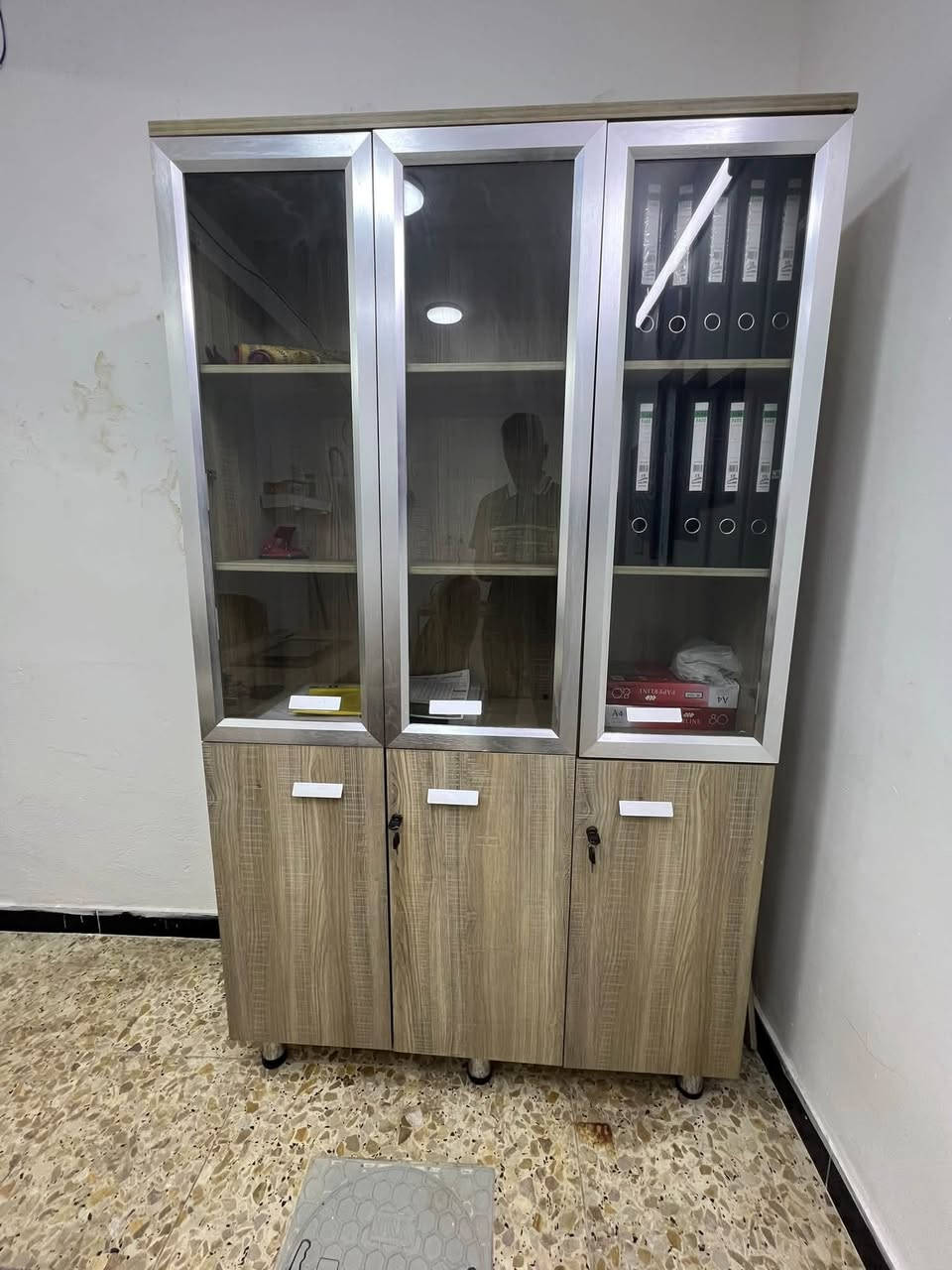 السلام عليكم
اثاث مكتب كامل للبيع مستخدم قليل نضافه 90‎%‎
ميز مكتبي 
مكتبة ثلاث ابواب 
كومدي عدد 2
طبلات عدد 3 
كرسي مكتبي
كراسي استراحة عدد2 
تخم قنفات 8 مقاعد
الموقع بغداد الشعلة

تفاصيل اكثر الاتصال على رقم الهاتف
***********
