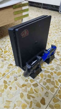 ps4 slim 500GB 2 joystick  مع حساب يحتوي على :  1-the forest  2-call o...