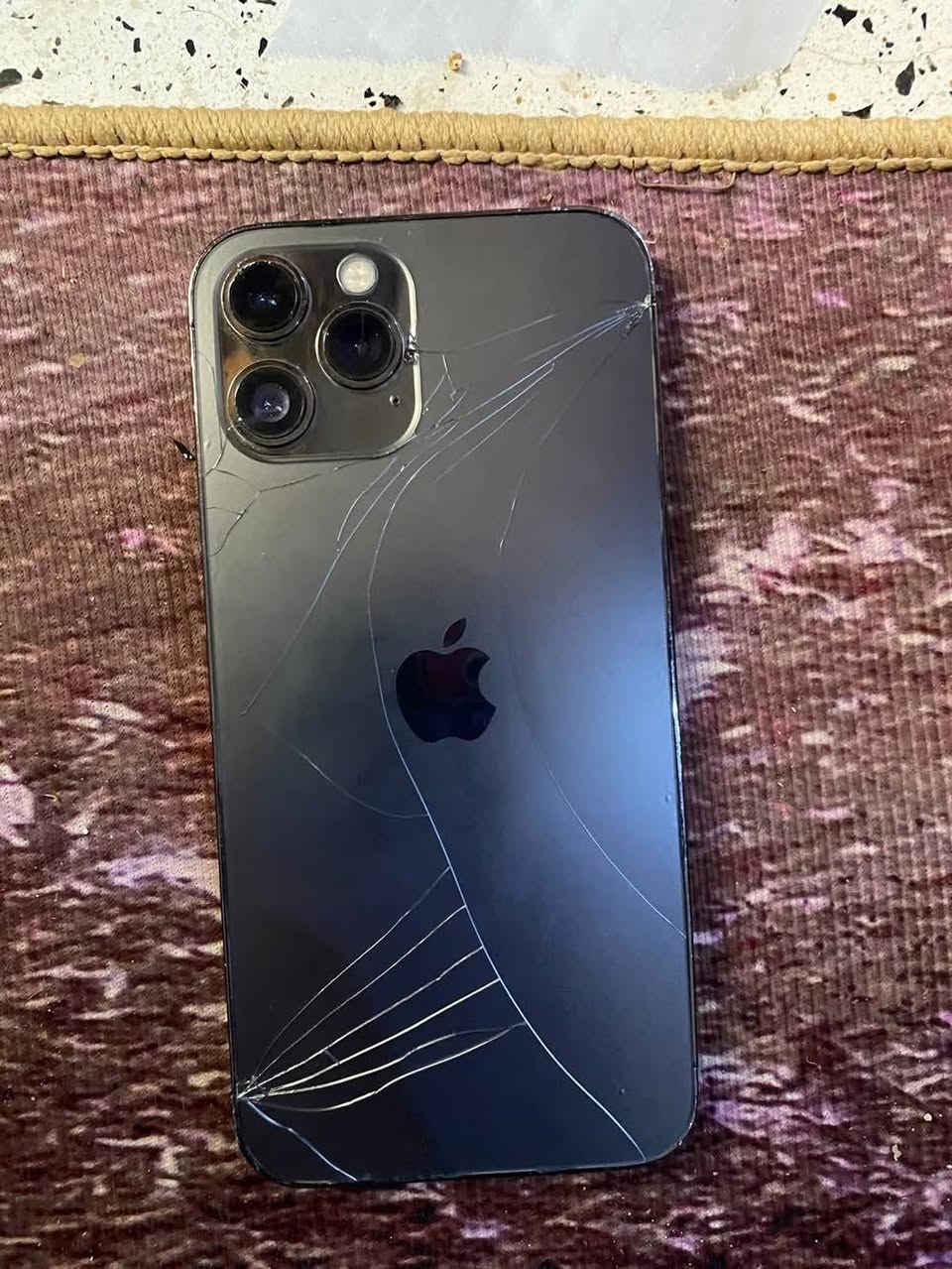 ايفون 12برو ماكس جهاز يحتاج فقط شاشه مثل ماموضح في صور للستفسار اتصال ع الرقم ***********
