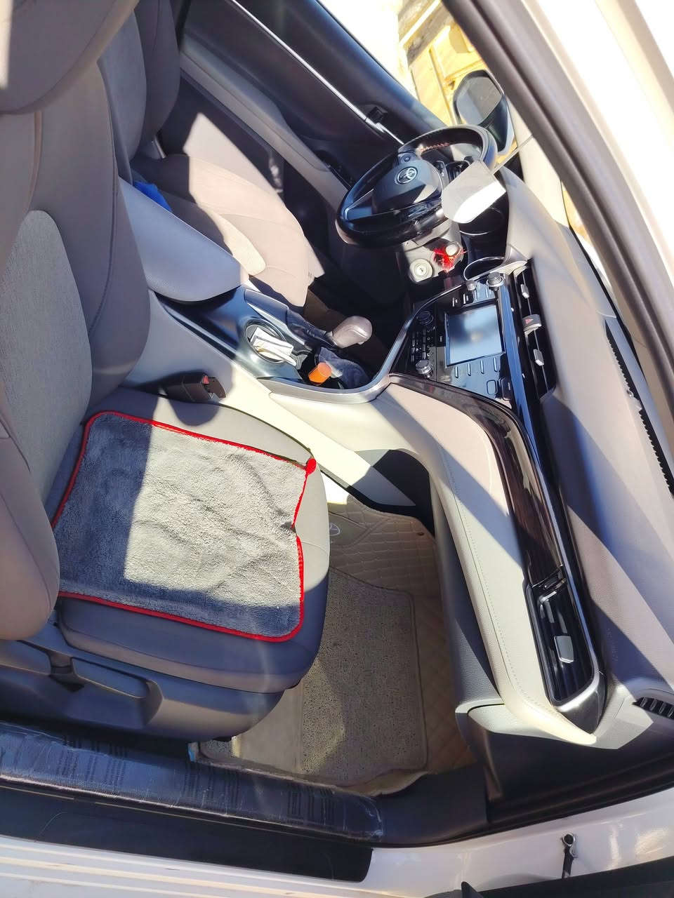 السلام عليكم
كامري 2020 أبيض 
الضرر جاملغ وبنيد فقط بدون دواخل 
بدون ايرباكات 
السياره حلوه وكاعده ومرتبه 
بدون ملاحظات
گير محرك شرط 
ماشيه ٦٣ حقيقي
صدر وتايرات كله جديد
مكاني ديالي 
السعر185 وبي مجال 
***********
