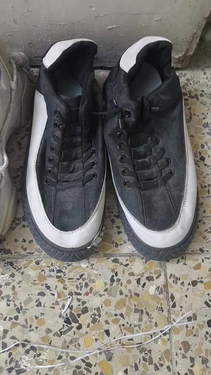 السلام عليكم 84 زوج ابيع شلع سعر زوج 6 آلاف ابيعلك 80 زوج وربع زواج هديه + 9 زواج مال اطفال هم هديه يعني مجموع الكلي 480الف القطع نظيفه كما موضح بالفيديو ملاحظه ابيع شلع 
واذا تريد توصيل موجود يصير مجموع 500 الف تحول الفلوس ودزهن الك 
او تحب تجي كل هلا بيك مكاني بغداد الشعب *********** اتصال او واتساب غير متواجد على فيس بوك
