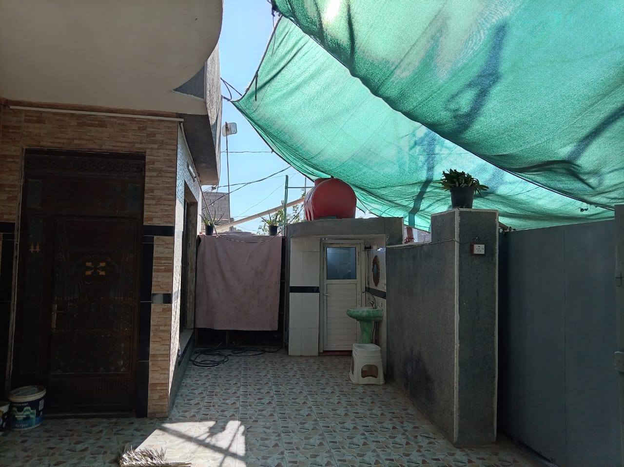 بيت للبيع طابقين مساحه 250متر يتكون من استقبال 4*8+مطبخ+4*4+صاله 4*9+غرفتين نوم4*5 الطابق الثاني يتكون من غرفتين نوم4*5+ صاله+سطحين واسعات +ترك جانب البيت وترك خلف البيت السعر اتصل ***********
