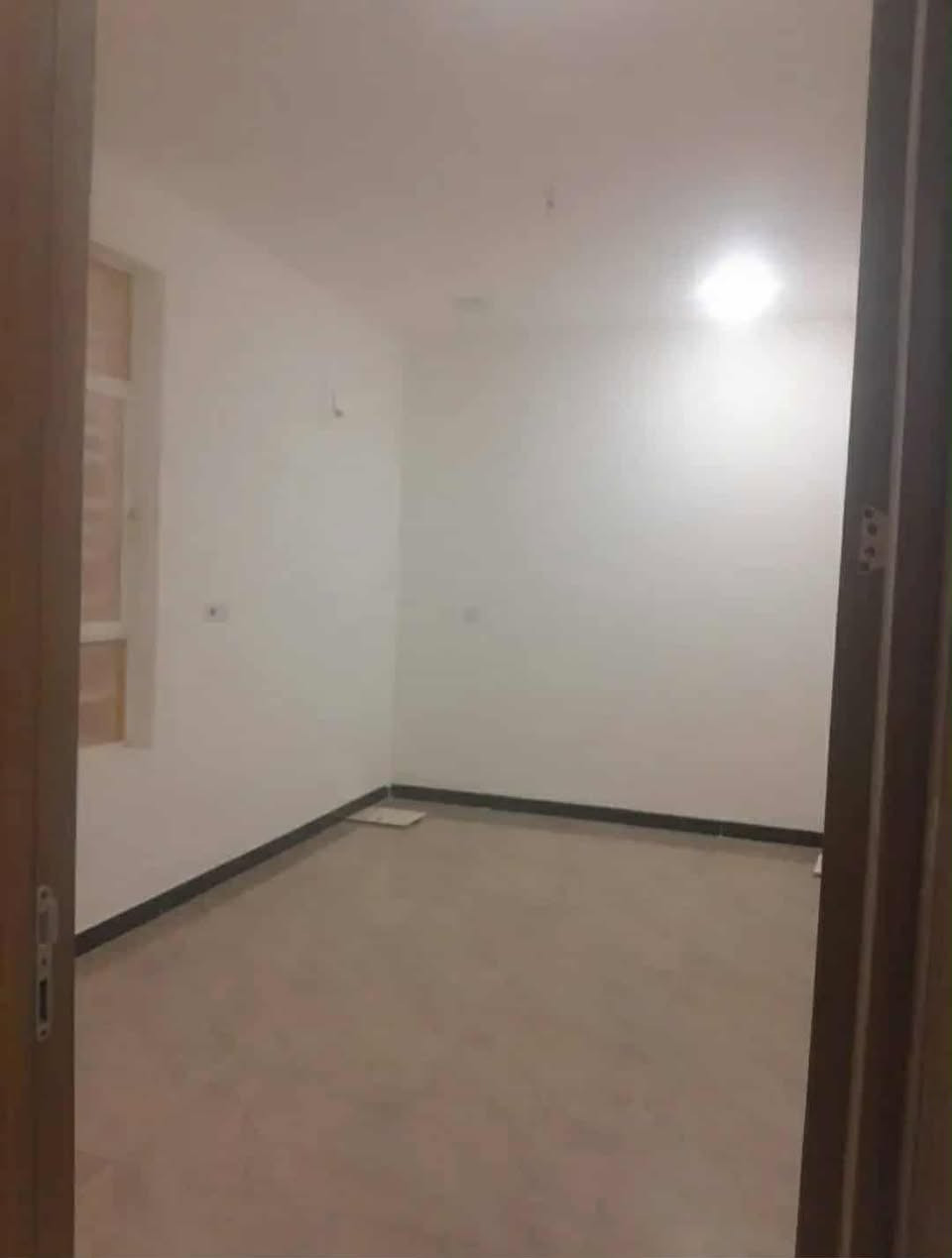 بيت طابق ثاني للأيجار بناء حديث 🏠 مساحه ١٥٠م . يتكون من :. صاله كبيره + مطبخ + غرف نوم عدد ٢ + حمام عدد ٢ ،، 🏠 الطابق الثاني معزول بدرج خارجي عزل تام من خزان ماء عدد ٢ وسخان وماطور ماء وخط مولد ،،، جاهز للسكن🏠 الدفع شهر بشهره ،، السعر قفل ٥٠٠ ،،،، قفل ،،،،، قفل ،،،،،، 
🏠مطلوب عائلة بسيطه رجاءاً🏠
الموقع حي الجهاد ديوان المخابرات شارع ٦٠ قرب مدرسة الروان ،،، للأستفار الأتصال على الرقم *********** يوجد واتس آب
