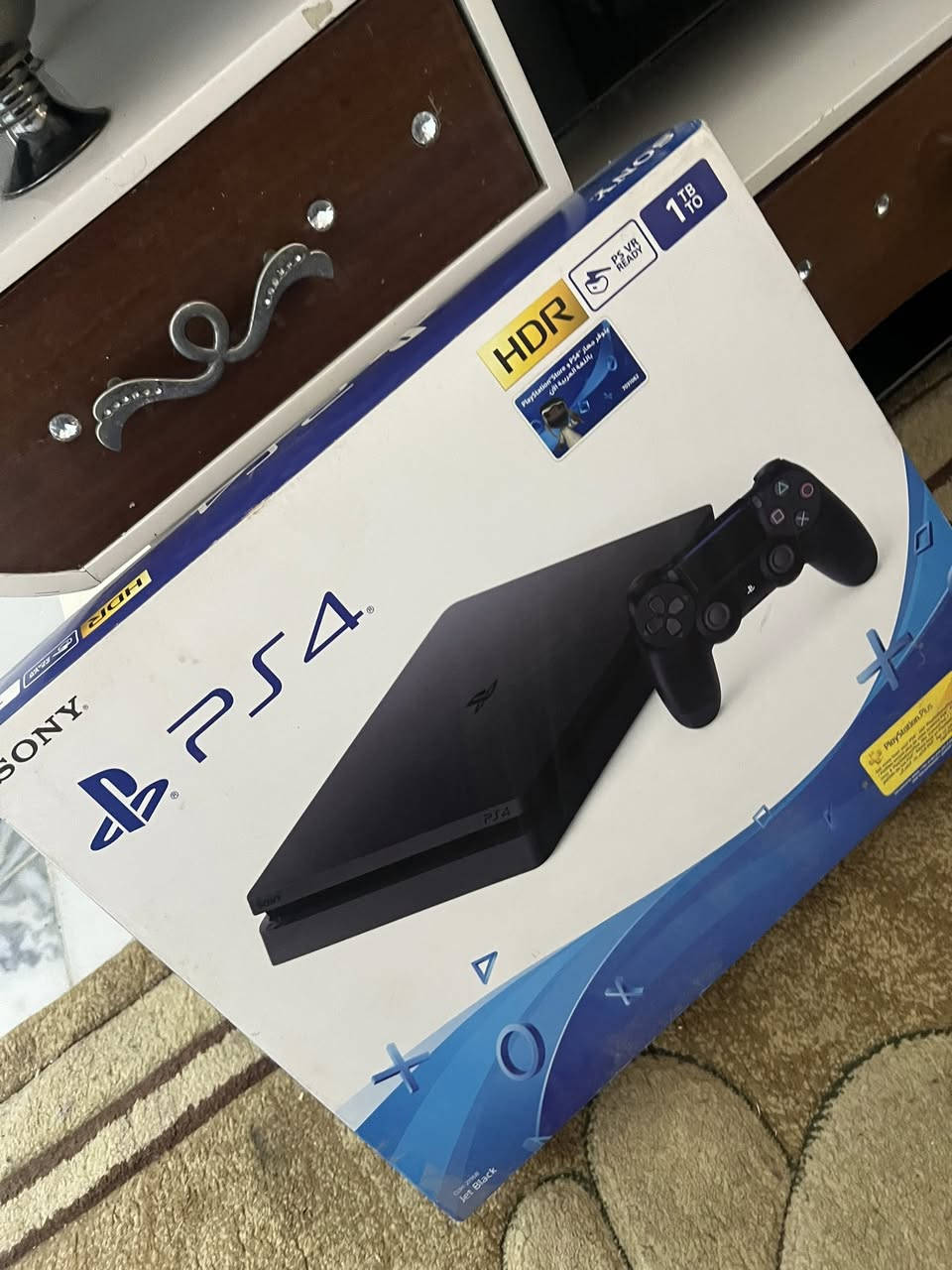 بلي فور مهكر سلم 1 تيرا للبيع كامل من كلشي جيب وشغل ويا جوستكين واحد بلادي والثاني تجاري جديد ويا UBS وقاعدة مال يدات وتبريد وبي خمس العاب مهكره ويا ثلث اقراص وهوه نظام 12 السعر 300 مكاني بالكاظميه والبلي مفتوح مره وحده لتنظيف وروح شغله من الصبح لليل مكفول واكدر ادزه توصيل وهذه رقمي ***********
