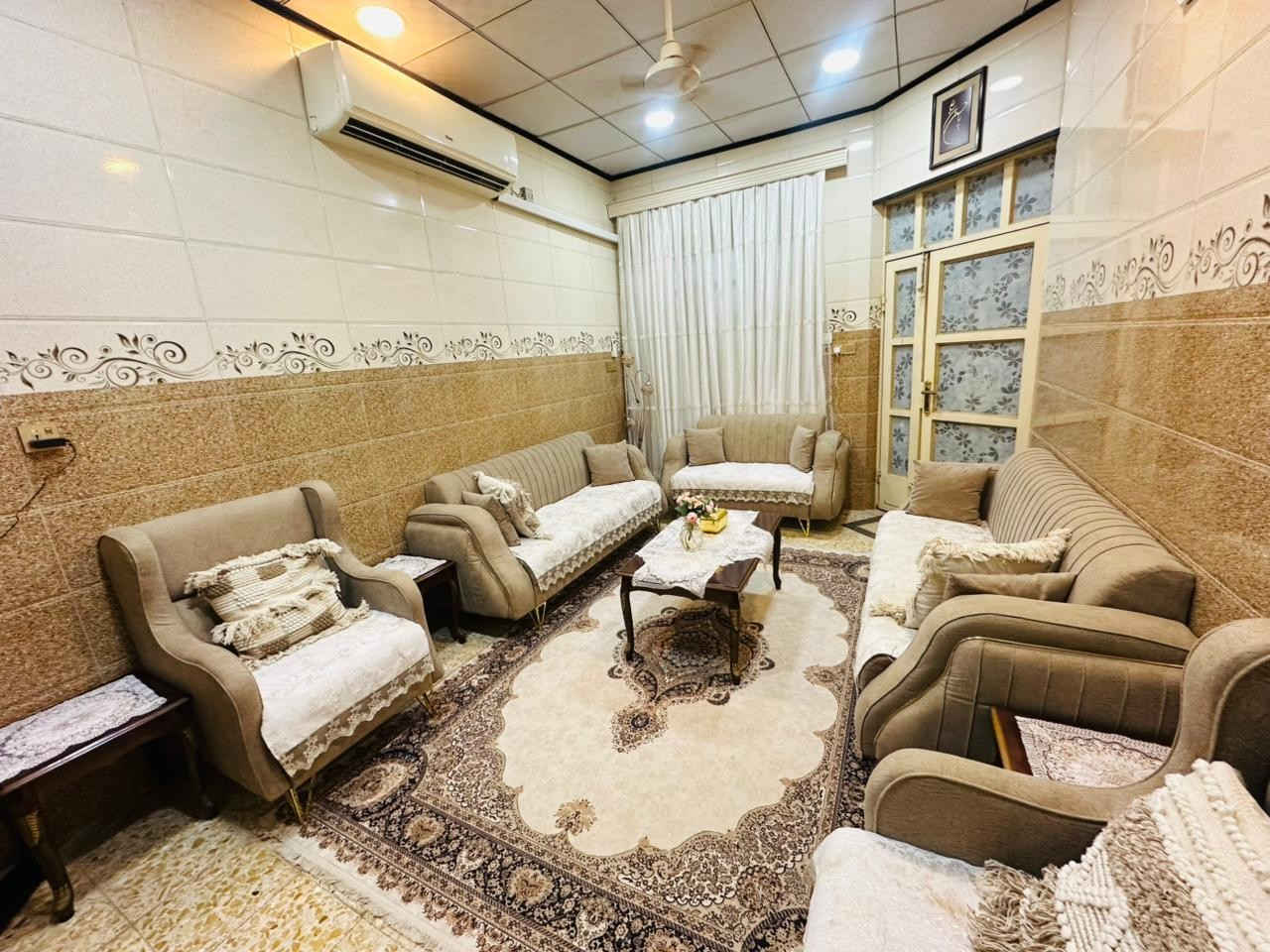 دار طابو زراعي للبيع المساحة 100 متر طابقين
 يحتوى الطابق الاول على غرفة وصالة واستقبال ومطبخ وصحيات داخلية خارجية 💯
الطابق الثاني يحتوي على غرفتين وصالة ومخزن 💯
البيت بناء جديد ونظيف جدٱ البناء طابوق الطابق الاول صب كونكريت والطابق الثاني عكادة طابوزراعي سند 25 قرارمحكمه
 الموقع كوفة 💯سهلة💯 شارع معمل الدبس 💯ثاني بيت عن الشارع الرئيسي منطقة تجارية وسكنية السعر💯💯( 77 )مليون💯💯 للأستفسار واتساب ***********
