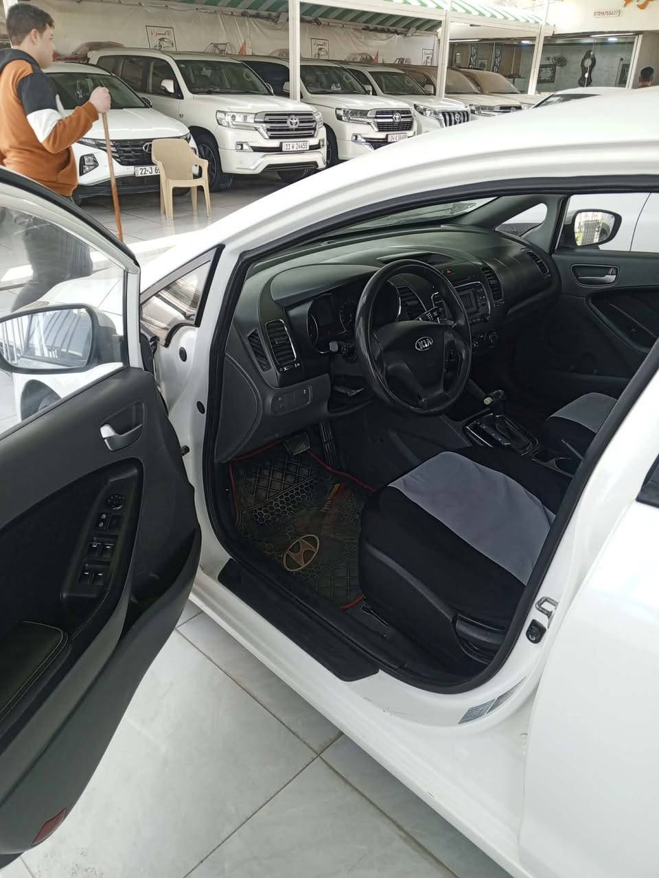 سيراتو موديل ١٧
ماشية ٢٠٠ الف مكفولة عدا شبر بالدوسة

السيارة نظيفة خير من الله 

السعر ١٣٣ وبيها مجال للطيبين 
واسط النعمانية 

***********
