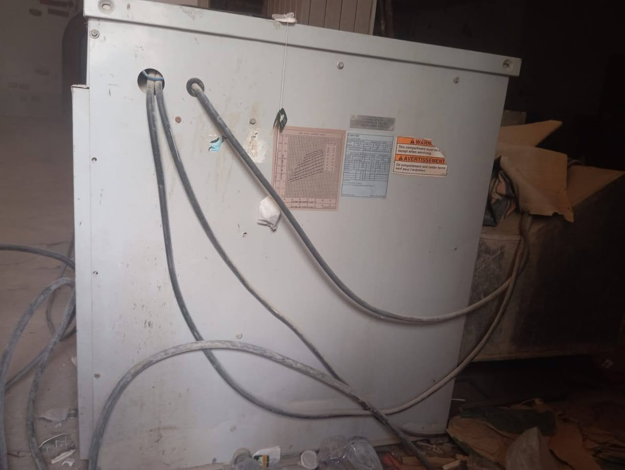 مكلف بالنشر هذا رقم راعيه *********** المكيف من نوع Carrier ومصنّع في السعودية بواسطة شركة Saudi Airconditioning Mfg. Co. Ltd.

تفاصيل السبلت المركزي

* الموديل: 50EES060-913ZP
* الجهد الكهربائي: 400 فولت – ثلاثي الطور (3 فاز)
* التردد: 50 هرتز
* نوع التشغيل: سبلت مركزي / باكيج
* غاز التبريد: حوالي 8.15 باوند (3.7 كغم)
* الكمبروسر:
    * RLA = 9.0 أمبير
    * LRA = 79 أمبير

السعة بالطن

رقم الموديل يحتوي على 060، وهذا غالباً يعني:

60000\ \text{BTU/hr} \div 12000 = 5\ \text{tons}

إذن سعة المكيف هي:

5 طن تبريد

أي ما يعادل تقريباً:

* 60,000 BTU/hr
* حوالي 17.5 كيلوواط تبريد

وهذه السعة مناسبة عادةً لقاعة أو شقة كبيرة أو محل متوسط إلى كبير حسب العزل والارتفاع. سعره 25 ورقة وبية مجال قليل مكانه البصرة خور الزبير
