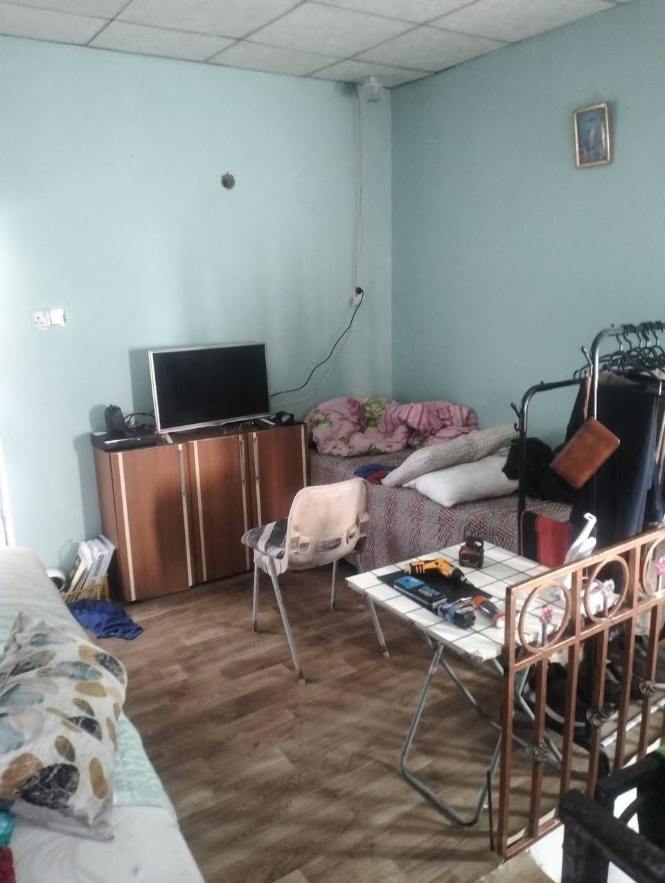 السلام عليكم بيت للبيع القبله حي القائم قريب الشارع العام على شارع 20 متر طابقين  200 متر السعر 200 هاتف ***********
