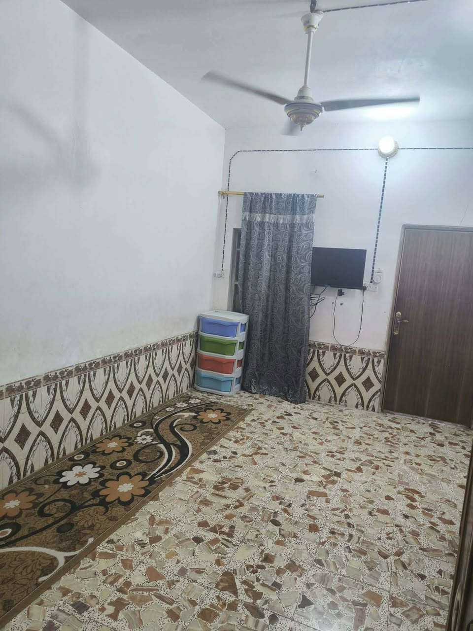 بيت 150 متر البيع العنوان 
ابو حلان مدرسة ابي طالب قرب الجسر الجديد
للاستفسار أكثر الاتصال ***********
