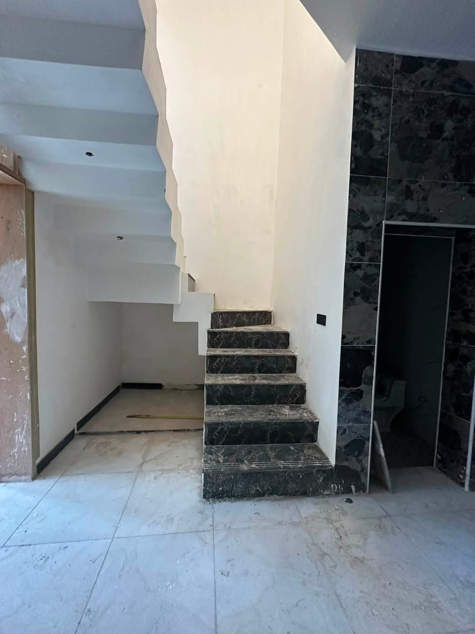 🏡 دار للبيع

110م²، طابقين، بناء حديث (تسليم مفتاح).
3 غرف نوم، صالة، مطبخ، كلدور، و2 مجمع صحي.
سند زراعي 25، موقع مميز على شارع 80 الرابط بين 80 و100.

📞 للاستفسار:
***********
