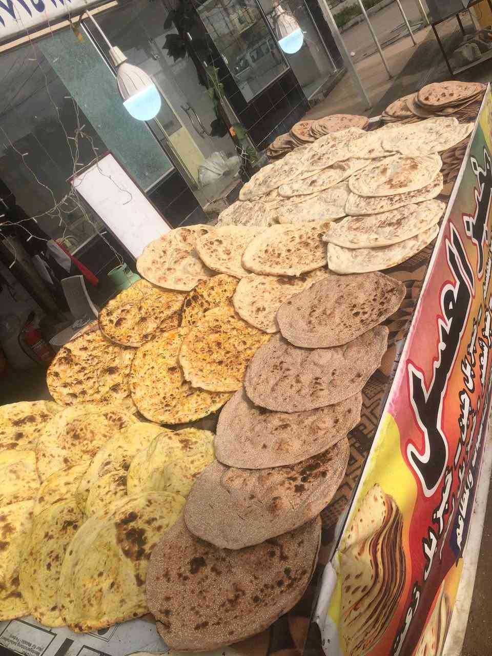 @إشارة  😊
*🔥 خبزنا غير .. طعم درجة أولى 🔥*

*- خبز جبن*: طري، جبن ذايب، ريحة تفتح النفس  
*- خبز عروك*: بهارات فاخرة وطعم عراقي أصيل  
*- خبز سمسم حجم كبير*: مقرمش من بره، قطني من جوه، ومكسب ويه الچاي  
*- خبز شعير دبل سمسم*: صحي ومشبع، دبل سمسم دبل طعم  
*- خبز عادي دبل*: يوميتك تصير أطيب  
*- خبز شعير عادي*: خفيف ع المعدة، يناسب الدايت  

خبز يومي طازج من التنور لبيتك  
الحجز مفتوح للطلبات والكميات  

📍 *الموقع*: بعقوبة - التحرير قرب المعهد التقني  
📞 *للطلب*: ***********  ***********

#خبز_تنور #خبز_عراقي #بعقوبة #خبز_شعير #خبز_جبن

---
