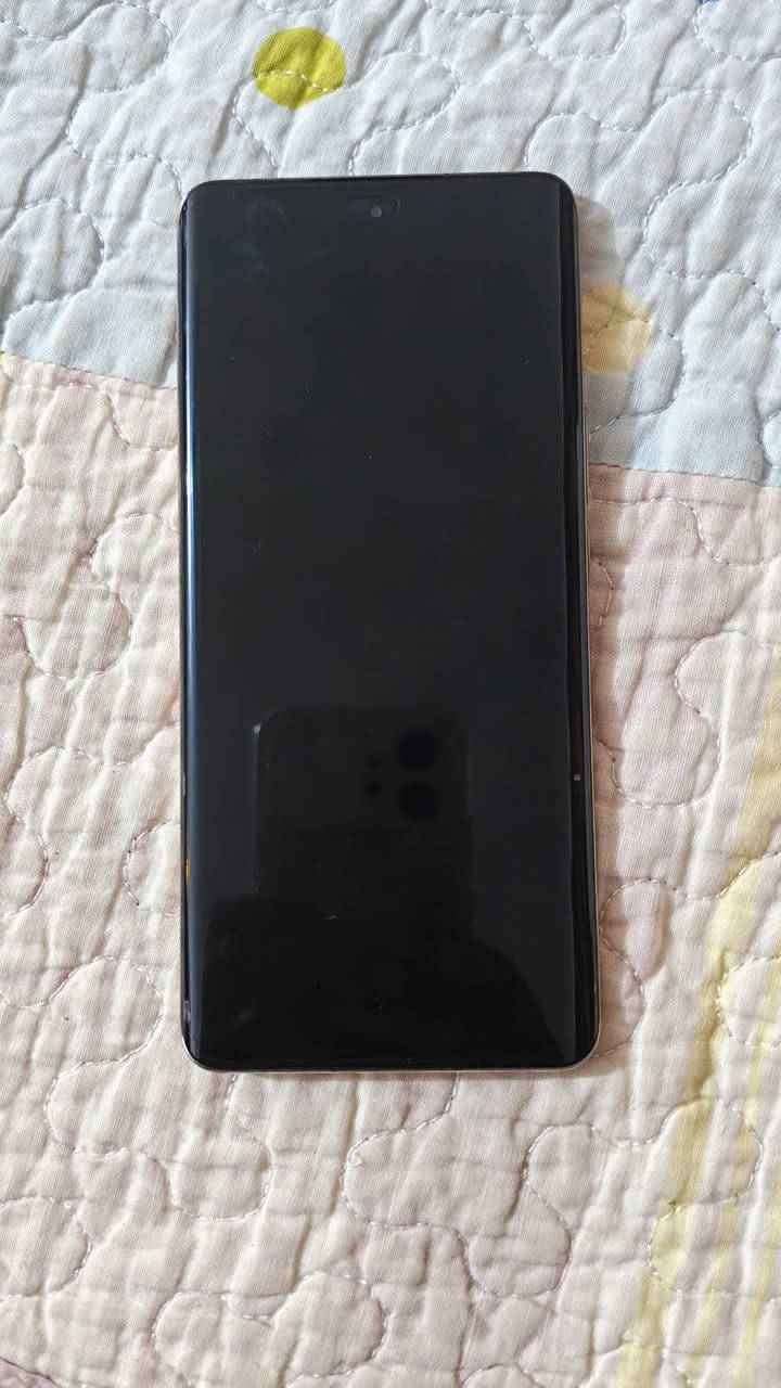 السلام عليكم شباب جهاز( honor x9b) ذاكره (256/12 )جهاز جدا نظيف مثل ما موضح بالصوره مع ملحقاته الكامله كارتونه وشاحنه سعره (225) الف وبيه مجال شباب هذا رقمي (***********) اليحب يتواصل ويايه اني بالخدمة مكاني (الكاظميه)
