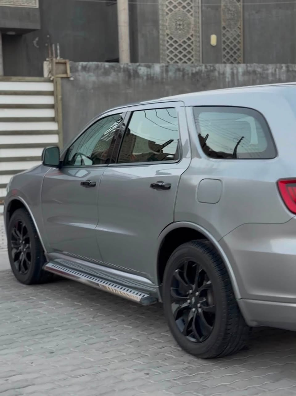 دوج دورنكو 2019 GT
وارد امريكي 
الضربة : الچاملغ الخلفي وتبديل باب خلف السائق 
 ماشية 130 كيلو 
وبارد في باب الكدام 
الموصفات: 
3 شاشات كبار 
3 قطع تبريد 
تشغيل عن بعد 
تحكم ستيرن 
دوسات 
حساسات 
ويل 20 
كشنات الامامية كهرباء 
فتحة / تنته 
صندوق كهرباء 
ذاكرة لتخزين وضعيات الجلوس 

حدادية وتخم تايرات جديد 
سنوية وارقام جديدة 
رقم بغداد بأسمي تحويل مباشر

البصرة -شط العرب 
***********
