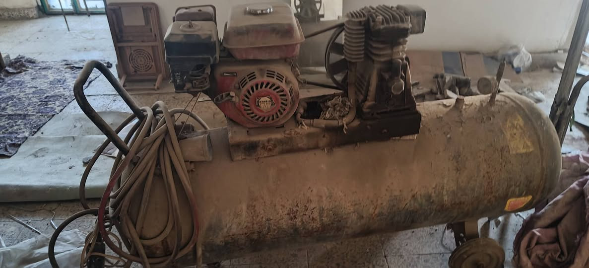كمبريسر عدد 2 
كوسره بوليش 
مسدسات صبغ عدد 3 للبيع 
السعر 400
بغداد 
حي الجهاد 
***********
