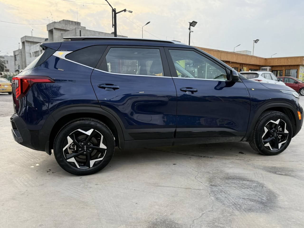 سلام عليكم 
كيا سليتوس 2024   4X  AWD
‏Kia Seltos 2024 4X AWD
لون حبري 
موصفات كامل
كشنات جلد + كهرباء + تبريد + تدفئة 
شاشة انفكشن متصل 
تبريد شاشه + تبريد خلفي 
تدفئة بالستيرن 
تدفئة مقاعد خلفيه 
جنطة كهرباء 
لايت عدسات 
اتو ستوب 
مانع انزلاق 
مانع انحدار 
رادار جانبي 
رادار خلفي 
رادار امامي 
سايد بريك بصمة 
اتو هولد 
شحن واير ليس
خزن كشن سائق
فتحة سقف 
ويل كب حجم 18 
تحكمات ستيرن كامله
محرك 2000 
السياره تعتبر كلين فقط كسر بالدعاميه الخلفية 
السياره دخول جديد تريده بدون رقم او برقم 
السعر بدون الرقم 177 ورقه 
السعر مع الرقم 193 ورقه 
للاستفسار ***********
