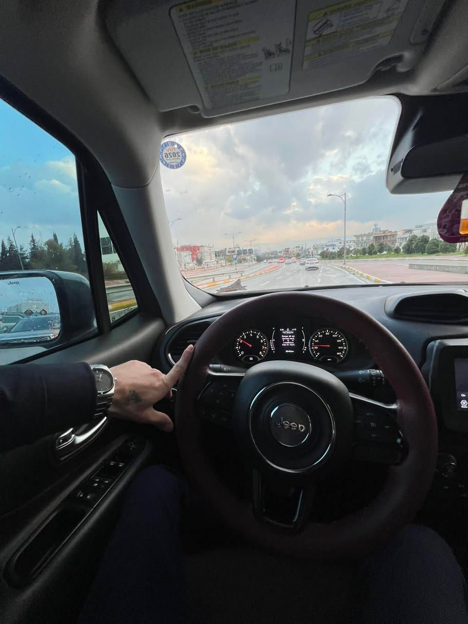 Jeep renegade 
2020 یەک پارچە بۆیاخ چەمەلەخی دواوە بێ نەوگرتن پێشی کەپسە 86 هەزار رۆشتەوە بەسمەیە دابڵ ئەکسل نیە شەخالە  برێک بەسمەیە بەس سلاید نیە گێڕ و مەکینە و تەحویل و وەکالە بە شەرت 127 مەجال 

*********** السليمانية, العراق
