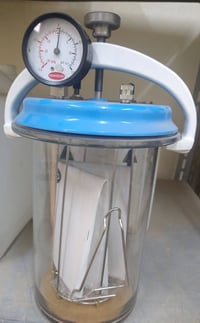📢 للبيع جهاز AnaeroJar من شركة Oxoid – جديد غير مستعمل 🔬 جهاز مخصص لته...