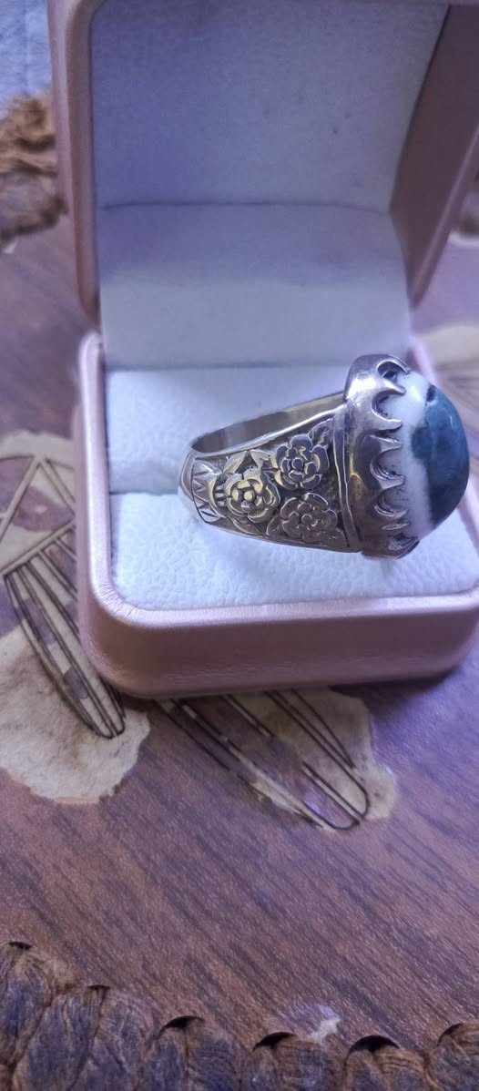 جزع لون مميز زيتوني قياس 25 صياغة يدوية ثقيلة للاتصال او واتساب ***********
