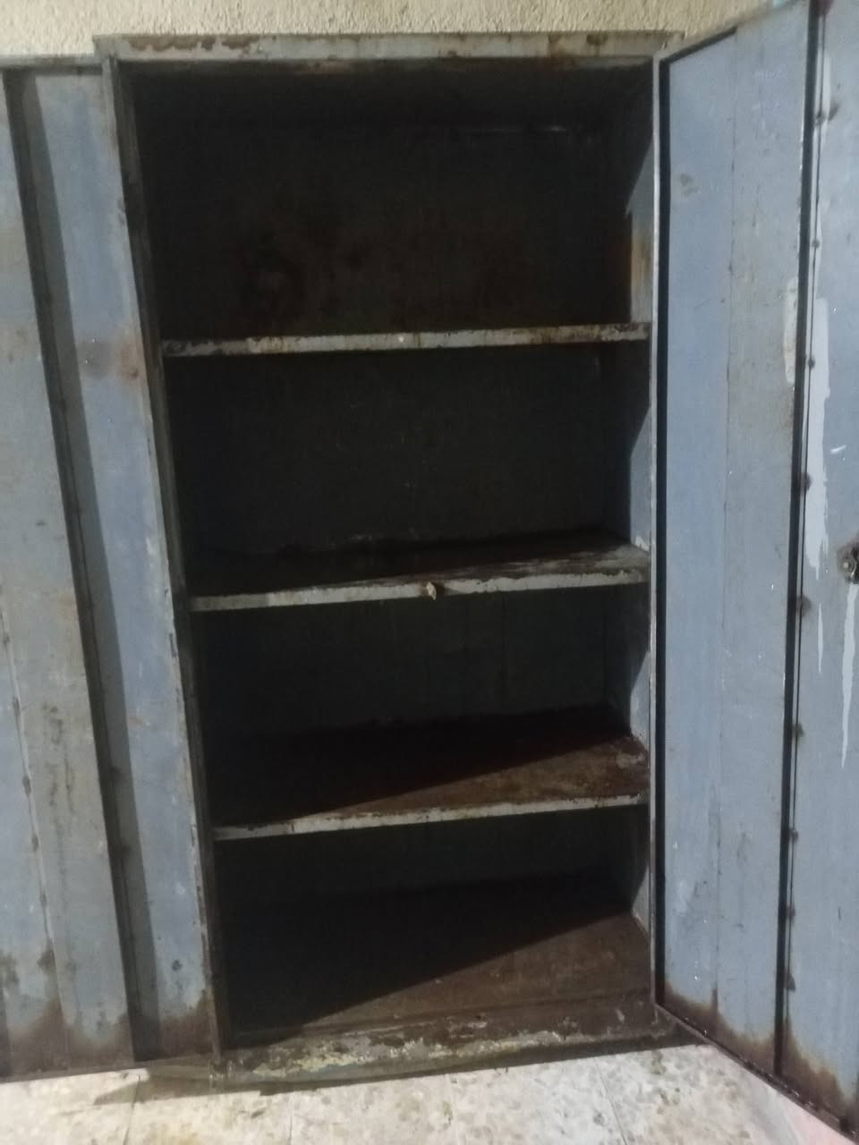 وكر للبيع او اسمه ديلاب  للبيع ٤ خانات ينقفل ثقيل زعوزه بس صبق يطلع لوك ما متواكل سعر ٧٥  عنوان الزبير محله العرب  ***********
