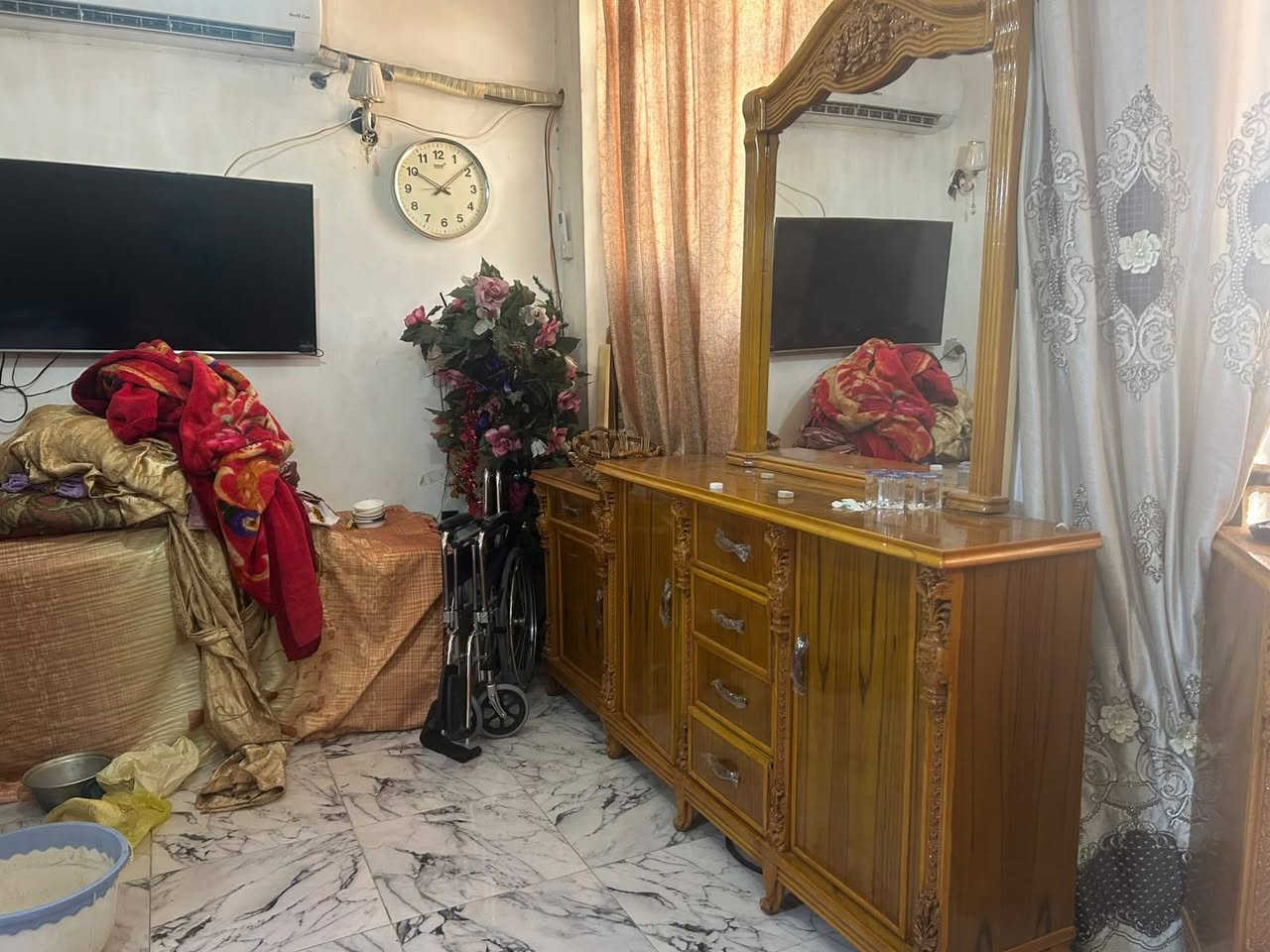 السلام عليكم غرفة نوم خشب عراقي اصلي جديده ونظيفه كولش اشتريتها ملونين ونص واريد ابيعه مليون ٧٥٠ الف


**إذا كنت صاحب هذا الإعلان وتريد حذفه لأي سبب، رجاءا أرسل رسالة إلى الدعم الفني**