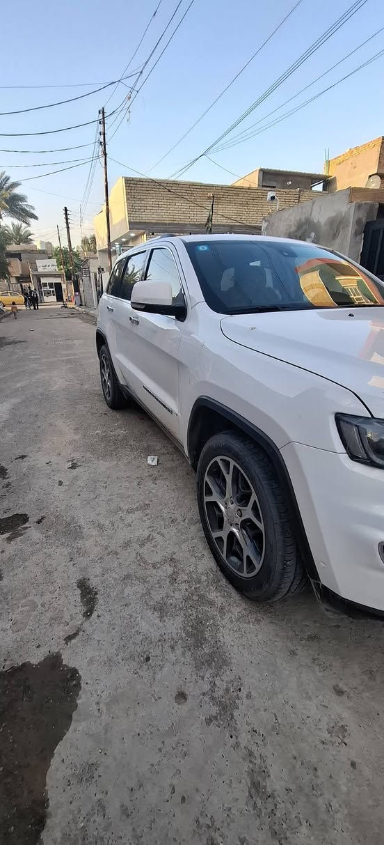 السلام عليكم
جيب كراند شيروكي 2019 خليجي وكالة هارلم
فول مواصفات 
سياره بيها جفيه مصبوغه عام محرك مفتوح 
سياره جاهزه رقم بغداد باسمي تحويل مباشر السعر 175 وبيها مجال 
***********
