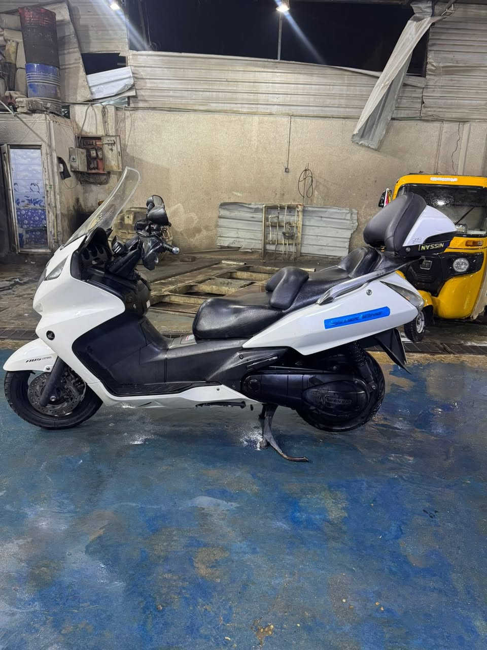 السلام عليكم سلفر ونجً 400 دراجه كفاله عامه ماشيه 46 دراجه جديده بمعنه الكلمه بيها تكحيل بسيط با صفحه فقط  مكاني حي اور امً الكبر والغزلان ***********
