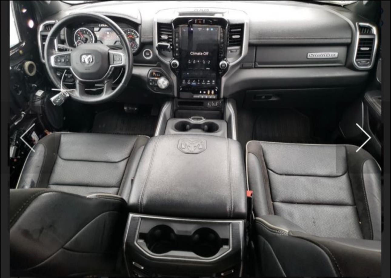 السلام عليكم
رام لارمي  1/1 فول مواصفات عدا الفتحه
الموديل :2023 
رقم اربيل بسمي
ماشيه60 الف 
فول مواصفات 
المحرك : V8 5.7L . ايتورك اقتصادي
* دفع رباعي 4x4 . 
* رادار امامي خلفي مع مانع تصادم . 
،،دواسات كهرباء
* شاشه تيسلا كبيره
* استطفاف ذكي (اوتوپارك) 
* نظام اوتو ستوب
* تشغيل عن بعد 
* المقاعد تبريد وتدفئة . 
* نظام ملاحة نفكيشن GPS .
* حساسات امامية وخلفية  .
* مانع تصادم امامي خلفي.
* مرايا كهربائي شفط
* شاحن موبايل لاسلكي (واير ليس) .
* هاند بريك كهربائي .  
* حساسات امامية . 
* حساسات خلفيه

السياره عليها ترفيع 3.5 انج 
وياله حجم 20 عرض 10 انج مع تيارات اوفرود اصليه 

السياره مابيها حادث فقط قطع جانبيه تخريب شخوط ورصعات ٣ بيبان وجاملغ خلفي انصبغن على ايدي  باقي القطع سليمه ونضيفه السياره نصبتها  كلش حلوه 

اكفل السياره من كلشي ماعدا القطع المخربه 
 للتصال *********** مكانها النجف
متواج واتساب وماسنجر
