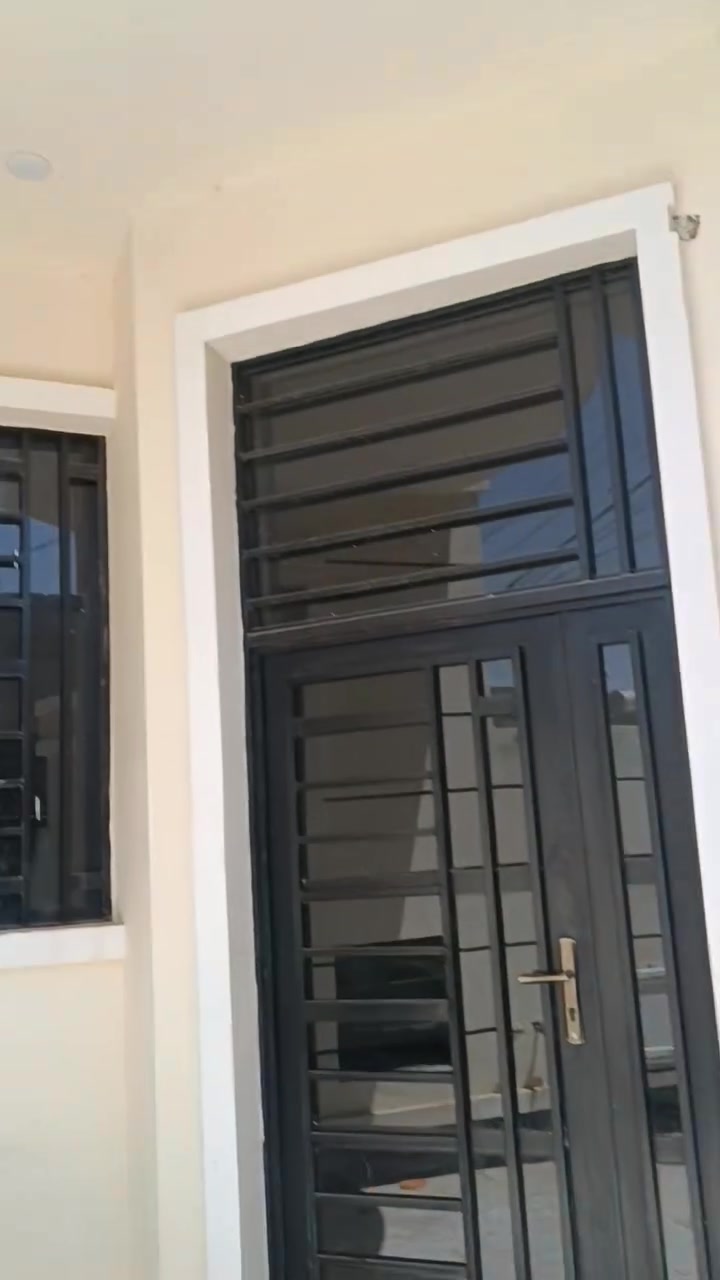السلام عليكم مشتمل للإيجار بالشهداء الأمين قرب جامع السلام يتكون الطابق الأول إستقبال ومطبخ وصالة وغرفة وحمام خارجي وداخلي الطابق الثاني يتكون من غرفه وصاله وحمام 
الإيجار ٣٥٠
للتواصل أتصل ع رقم ***********
