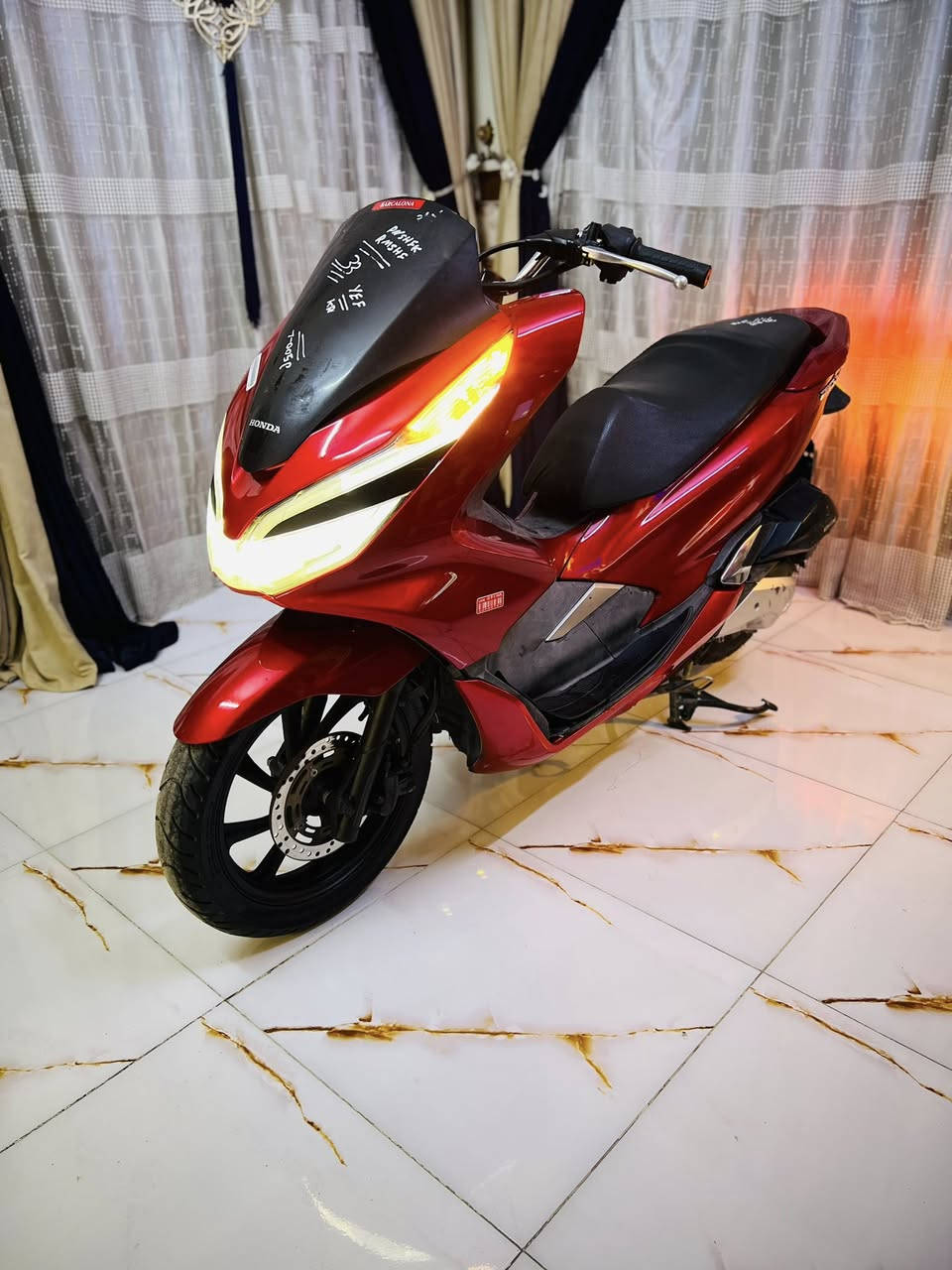 السلام عليكم PCX جيل الثالث ياباني اصلي دراجه وكاله ماشيه 20 دراجه جديده لوك برغي ممفتوح بيه شلعه معدل فول حساس ازدحام حساس ستان كله شغال بصمه دكمتين. جي اف. الأصلي دراجه مال جناي تتعب كول جديده فول مكفوله كفاله عامه السعر مليون 850 وبيه مجالً العنوان بغداد الكراخ الهاتف ***********اتصل وبيك خير ودلل
