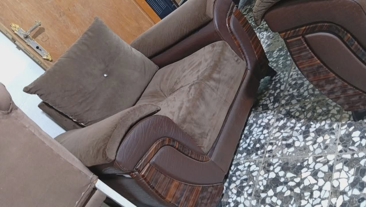 السلام عليكم
تخم ١٠ مقاعد نضيف تركي سبرك  نضيف كما موضح بالصور والكوشه وجهين وجه ساده وجه مشجر مع جلد مكاني مشخاب ***********
