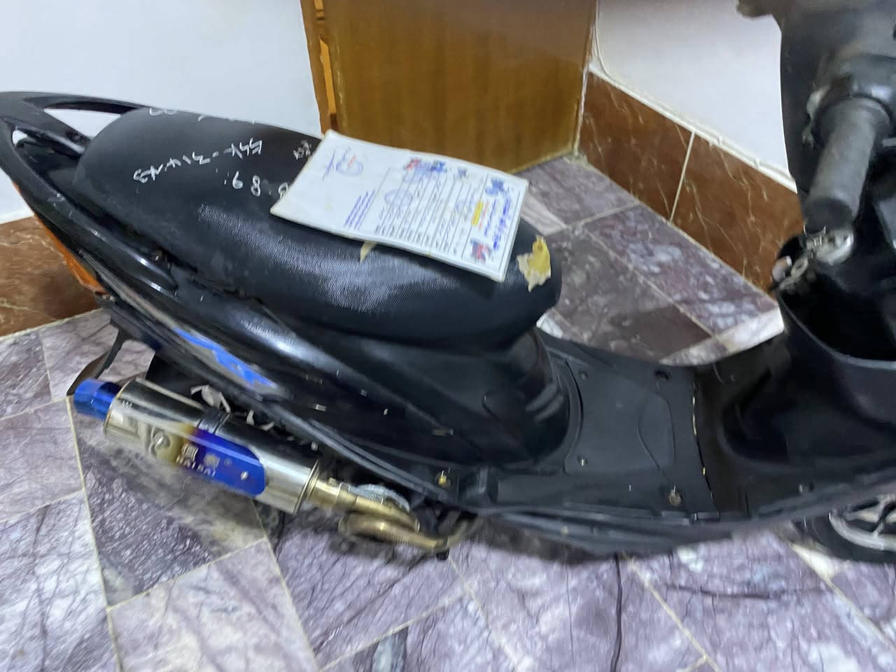 ماكس عدلة نضيفة جدآ معدل عليها وياها صالنصة رياضية -ديوانية حي الضباط السعر 750 وبيها مجال بسيط .***********
