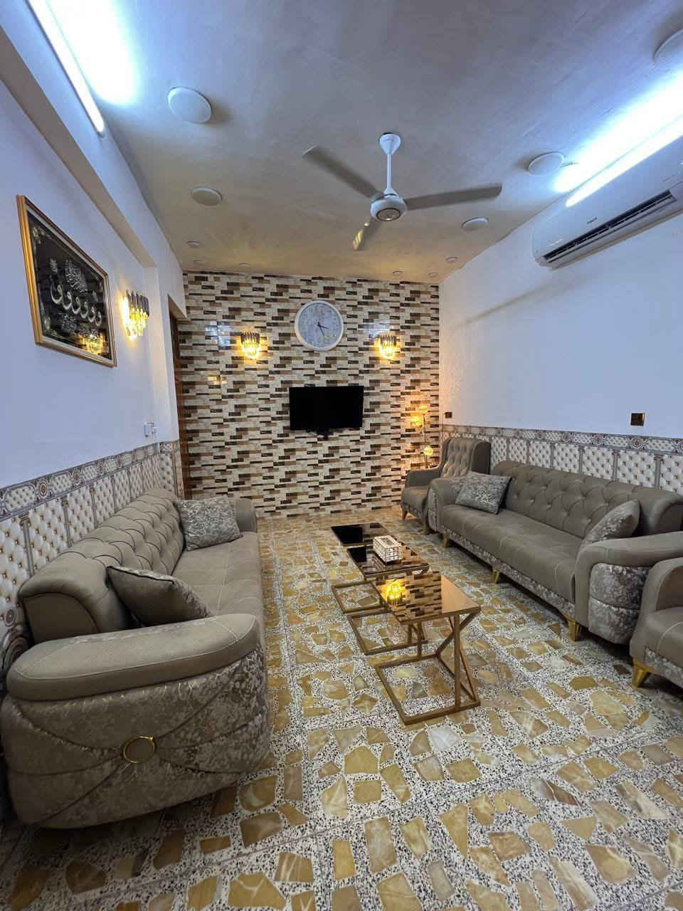 السلام عليكم
الدار للبيع طابو زراعي قرار 25 مساحته 100 يحتوي على 3غرف نوم كبيره وواحده منهن سويت
ويحتوي على 3حمامات
وهول 6×3.5تقريباً
ومطبخ حار وبارد
بناء درجه اولى  على ايدينه البناء شارع عريض 10متر تقريباً خامس بيت عن الركن ويبعد 50متر عن الشارع العام مال ابودشير مجاور الصناعي بضهر شارع كناري
موقع جيد خدمات كلها كامله عدا التبليط
يرهم بيع او مرواس بقطعة بمساحة اكبر ونتفق ع الفرق
للإستفسار الاتصال على الرقم
*********** واتساب
