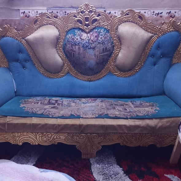 السلام عليكم تخم مستعمل للبيع نضيف بس بي وحده مكسور وأسعر مناسب خمس مقاعد السعر 300مكان زعفرانيه شارعين الرقم ***********بي واتس
