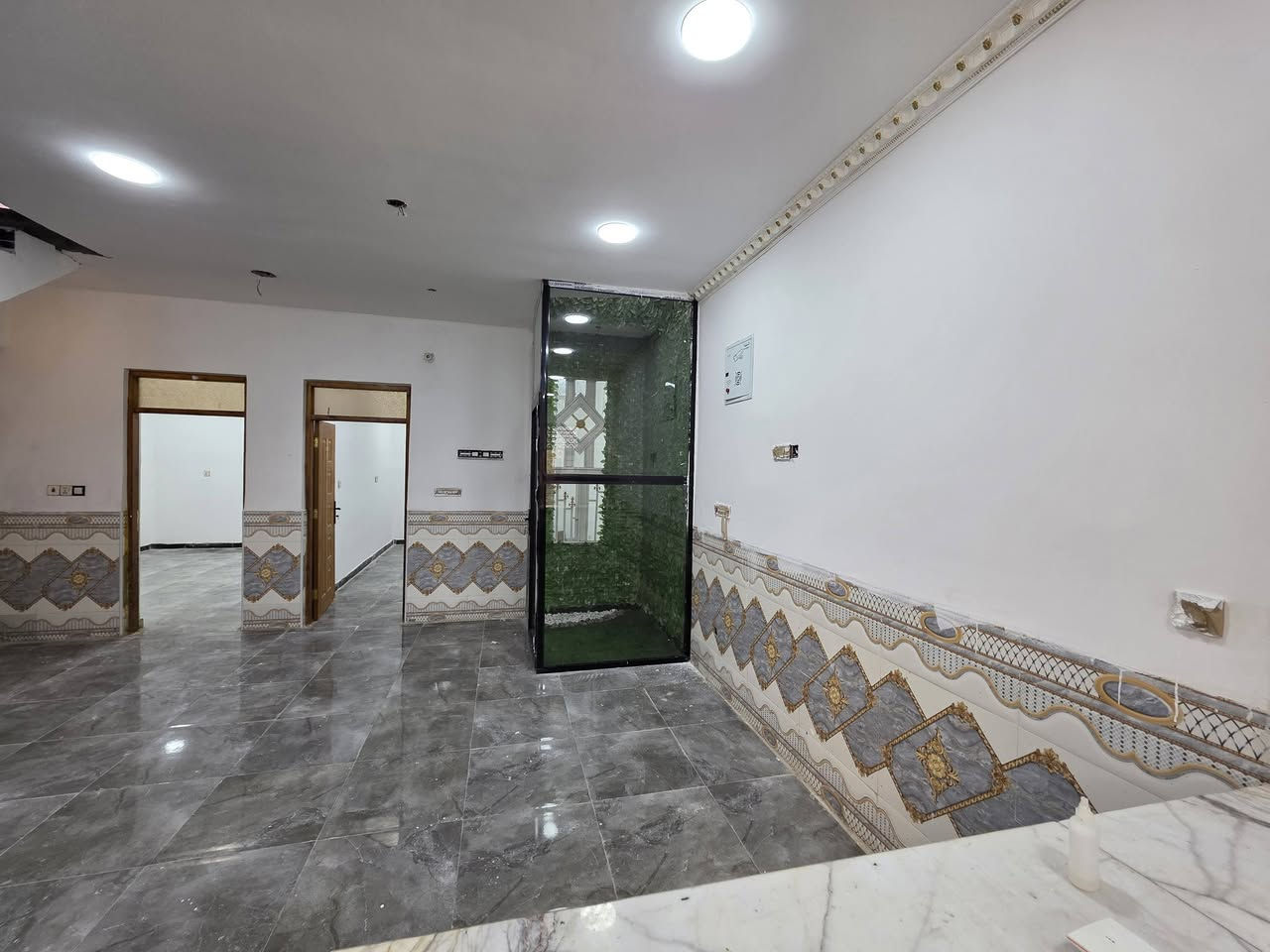 بيت للبيع طابو زراعي سند 25مسجل بلبلديه كوت حي الحكيم شارع حي الوائلي قريب على الشارع العام تفاصيل البيت البناء طابوك المساحه 160م ،مربع يحتوي على غرفتين نوم وصاله ومطبخ وستقبال وكراج وحديقه السعر ٦٧ وبي مجال الاستفسار مراجعه مكتب دلاليه احمد السعيدي  قرب حسينيه بيت خليفه الاتصال *********** _***********
