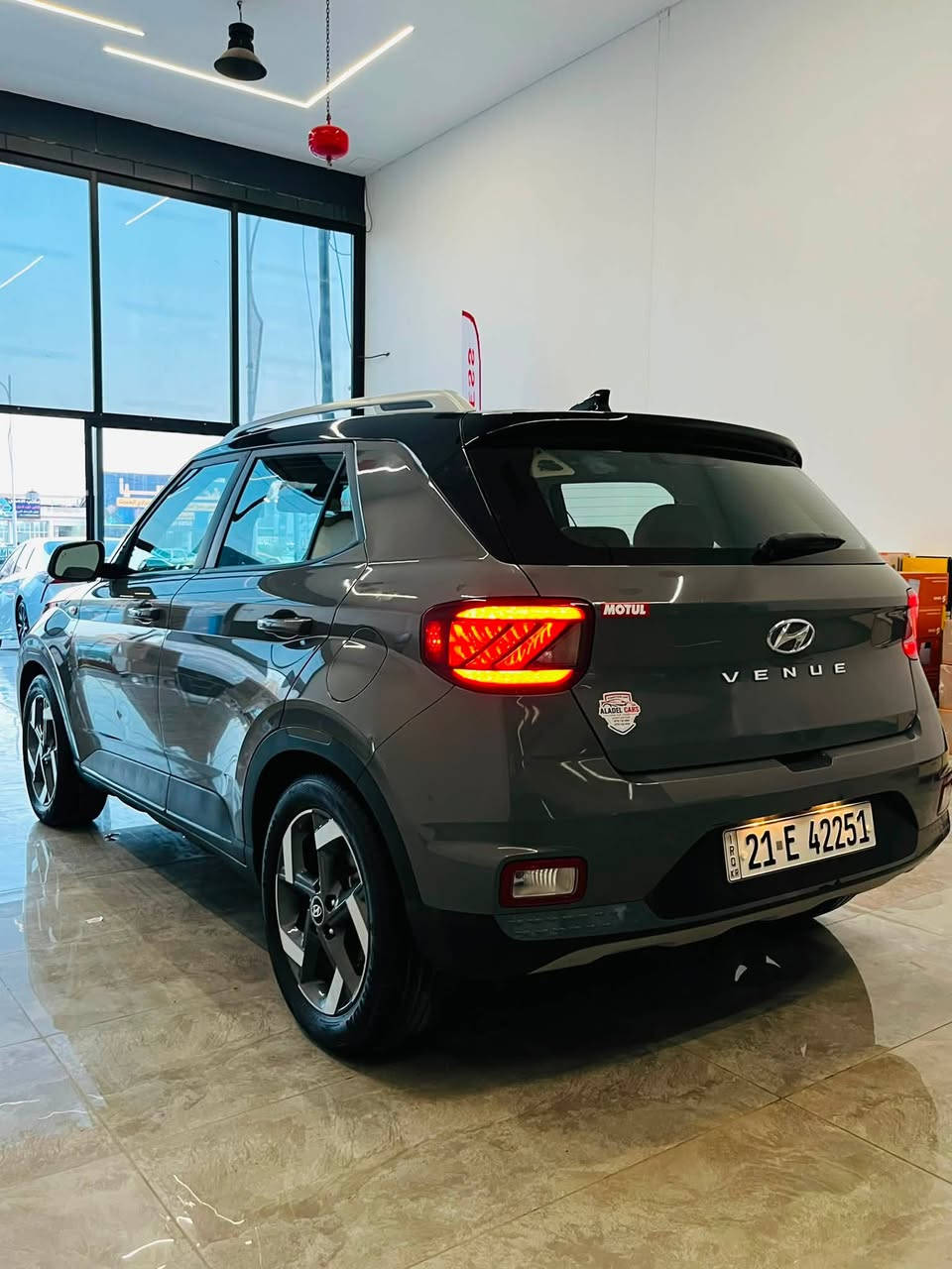🚗 لأصحاب الذوق الرفيع: هيونداي فينيو (Hyundai Venue) بحالة ممتازة للبيع 🚗
إذا كنت تبحث عن الأناقة العصرية مع الاقتصادية والعملية، السيارة متوفرة الآن للمعاينة والبيع الفوري
.
📋 تفاصيل ومواصفات السيارة:
 النوع والفئة: هيونداي فينيو (Hyundai Venue) - كروس أوفر مدمجة وعصرية.

 اللون: رمادي مميز (قلمي) مع سقف ومرايا باللون الأسود الملكي (Two-Tone Design).

 اللوحة والتسجيل: رقم سليمانيه نظامي ومميز (21 E 42251)، والتحويل أو الوكالة مضمونة وبشكل فوري.
✨ المواصفات الخارجية والداخلية المتميزة:

 الواجهة الأمامية: شبك كروم بتصميم كاسكيدينج الأنيق والجريء.
 الإضاءة: نظام إضاءة LED أمامي حديث مع سينسور إضاءة نهارية بتصميم مربع مميز.

 العجلات (الويلات): ويلات ألمنيوم سبورت (كروم مع أسود) بحجم مميز يمنح السيارة ثباتاً ومظهراً رياضياً.
 المقصورة: تصميم داخلي مريح ومجهز بشاشة وسائط متطورة، كاميرا خلفية، تحكم ستيرنج كامل، ومثبت سرعة.

📍 المعاينة والتواصل:
 الموقع: كركوك. معرض العدل 

 الممشى: [71.000 ] كم.

 السعر: [145 ورقه] (قابل للتفاوض البسيط بعد المعاينة).

📞 للاستفسار والتواصل
 رقم الهاتف: [‭***********‬]
