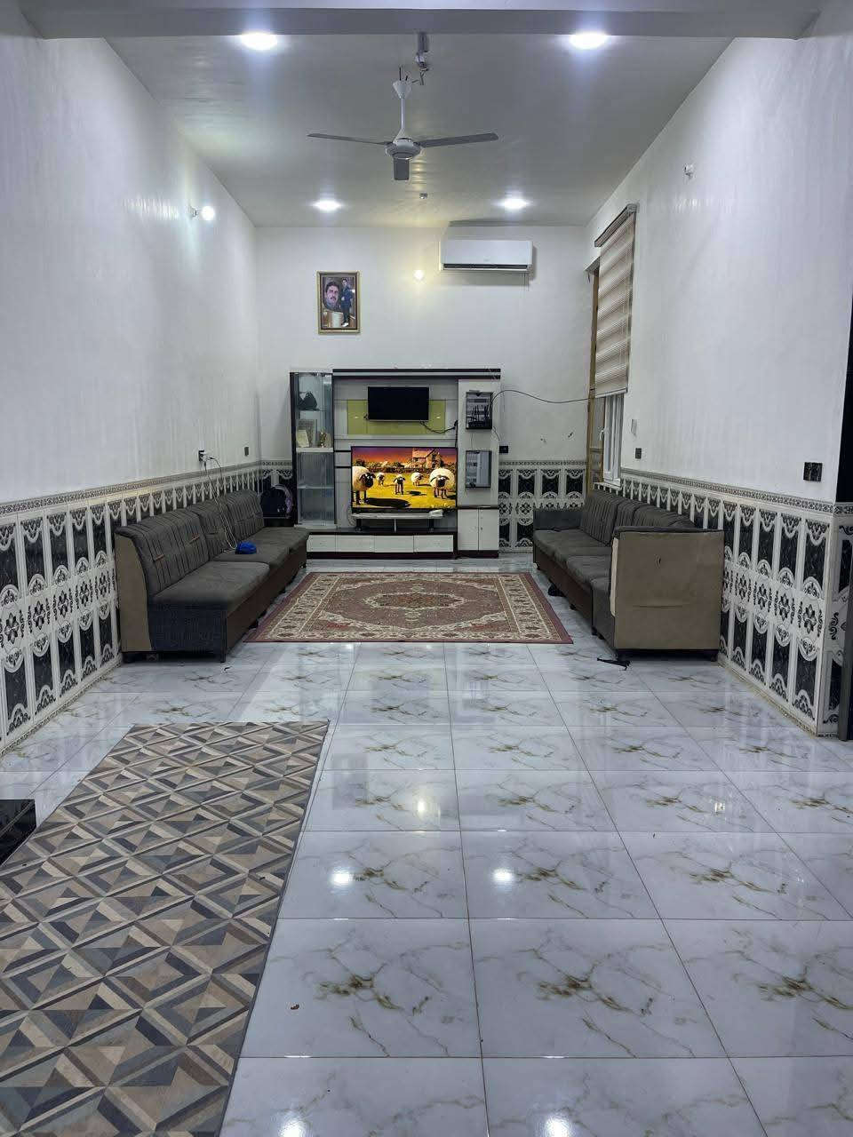 🏡 دار سكن للبيع – بناء حديث 2025
📍 مجمع حيدر حجي هندي النموذجي – حي الجامعة
✅️ بلوك رقم :  ( 4 )

📐 مساحة الدار: 300 متر
📏 واجهة الدار: 14 متر

تفاصيل الدار:  طابقين 

3 غرف نوم
 استقبال
مطبخ 
صالة عدد 2
عدد 4 مجموعات صحية
كراج سيارة واسع 

✨ موقع مميز داخل مجمع منظّم وهادئ

🔲  للاستفسار مراسلة الصفحة 
📞 اوالاتصال على الأرقام الآتية

***********
***********
***********

🏢 أو زيارة مكتبنا:
مكتب سيد نجاح العذاري  العقار والمقاولات العامة
📍 حي المعلمين – الشارع الخدمي– مقابل إسطنبول مول
