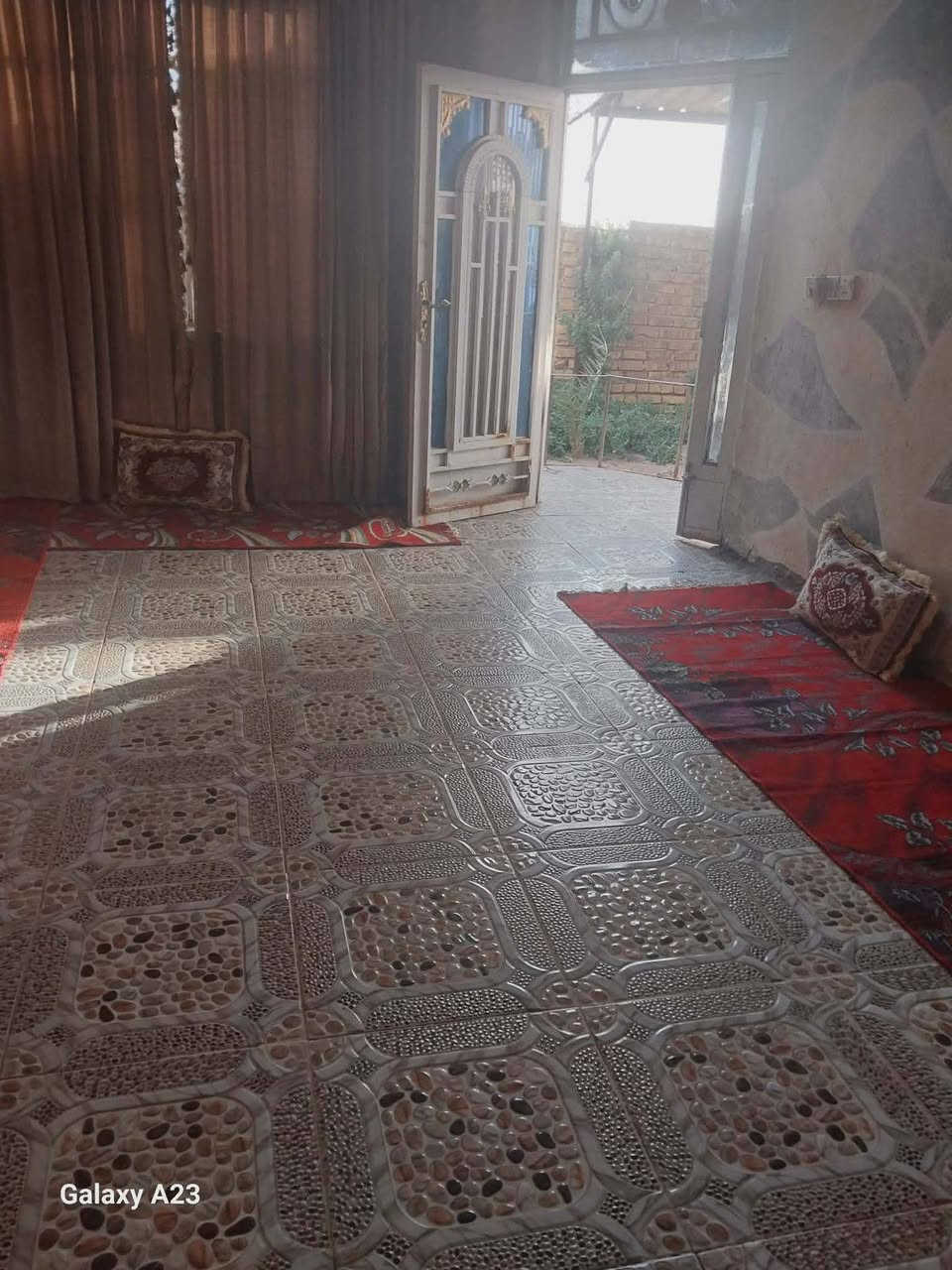 كوت حي الحكيم نزلة بيت عطوف
٢٠٠ متر 
بي ٣ غرف ٢ جوه وحده فوك وصحيات ٣ وحده خارجيه ووحده فوك ووحده جوه
***********
