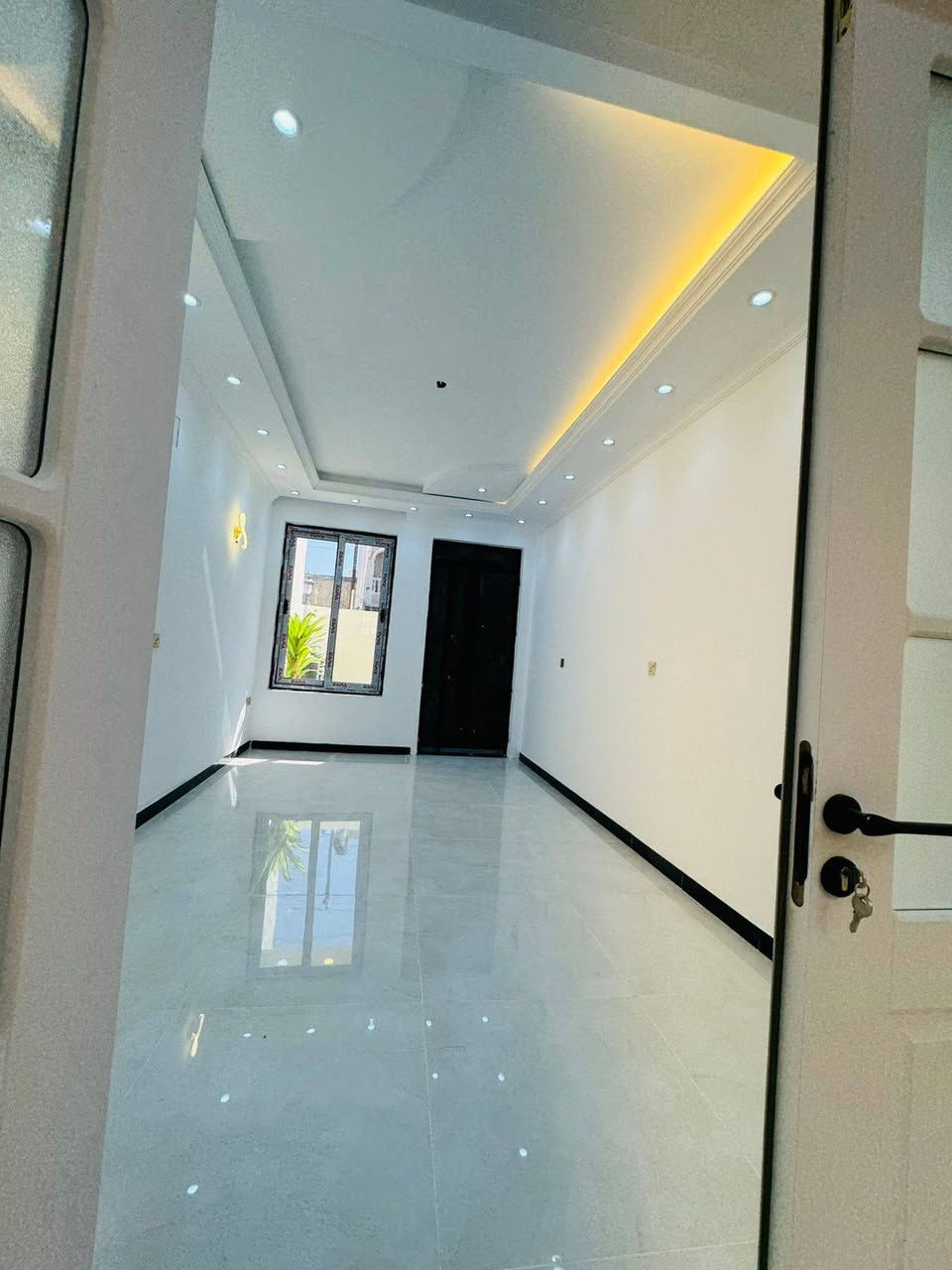 🏠الدارللبيع 120متر واجهيه 6متر 20نزال
 بناء طابقين حديث
 يحتوي البيت. ع[4غرف نوم -استقبال -صحيات عدد 2- صالة- ومطبخ] البيت شغل درجة اولى
 مع الخدمات
🛑ملاحضه البيت جاهز للسكن 
⬅️نوع العقار  طابو زراعي سند 25 اقرار محكمه 
⬅️العنوان #بغداد_الدوره_البوعيثه   
     مجمع السلطان الرابع
🔷️للاستفسار  خاص او الاتصال ع  الرقم
☎️***********
