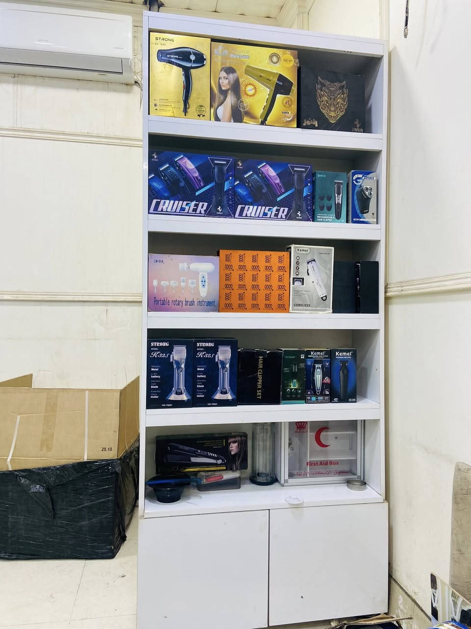 ديكور حلاقه للبيع 📍الموقع سامراء
متكون من ثلاث مري 
4ميوزه مثل ما واضح بصوره  
3رفوف تعليك
4تخم ثلاث قطع
5باترينه 
للبيع شلع سعر بعد الاتفاق:***********
