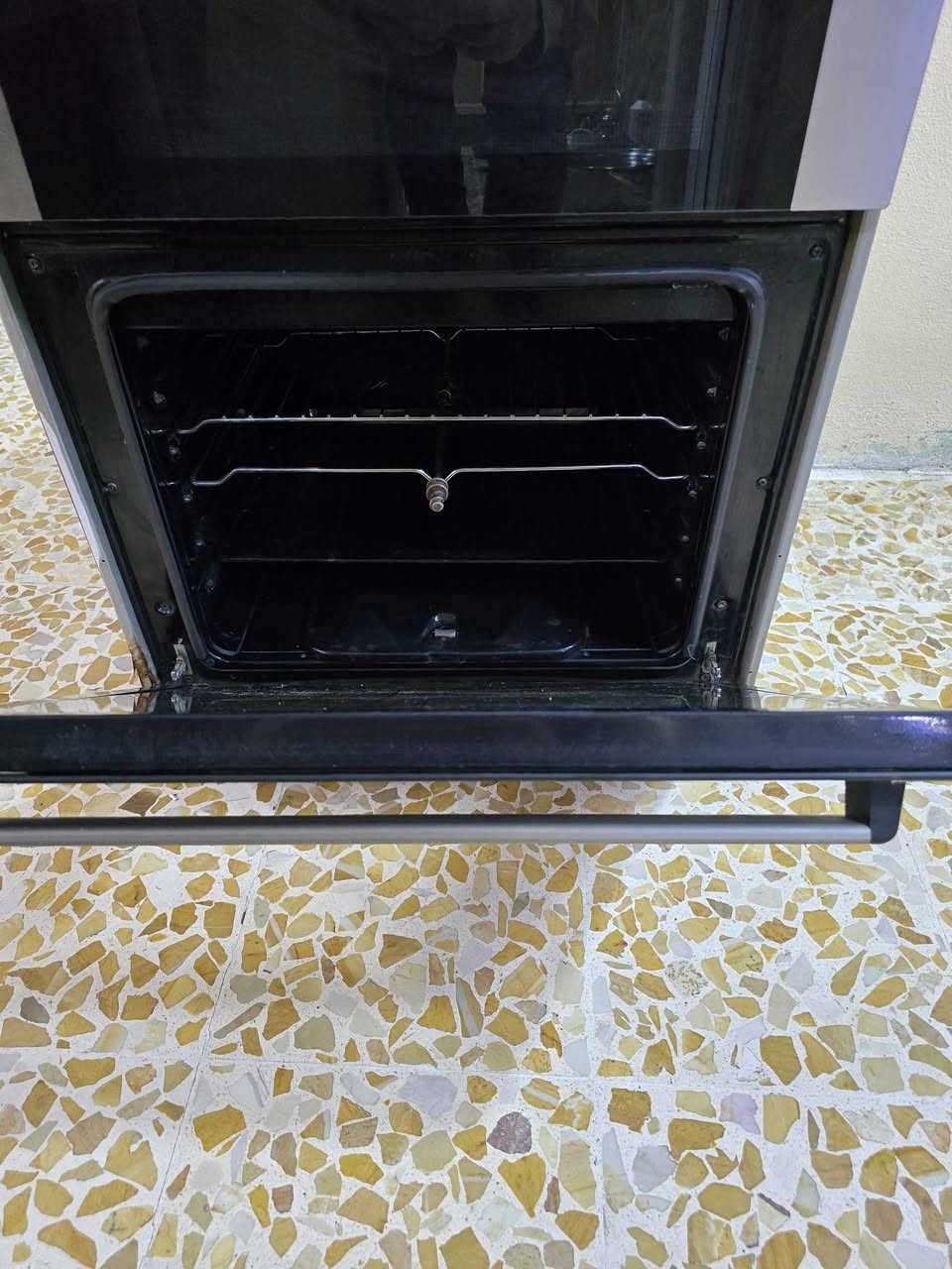 طباخ للبيع
نضيف جدآ 
٤عيون مع فرن مع اوفن 
علما الوفن مايشتغل 
فرن شغال 
السعر 
١٠٠ الف الشراي يتصل على الرقم 
***********
