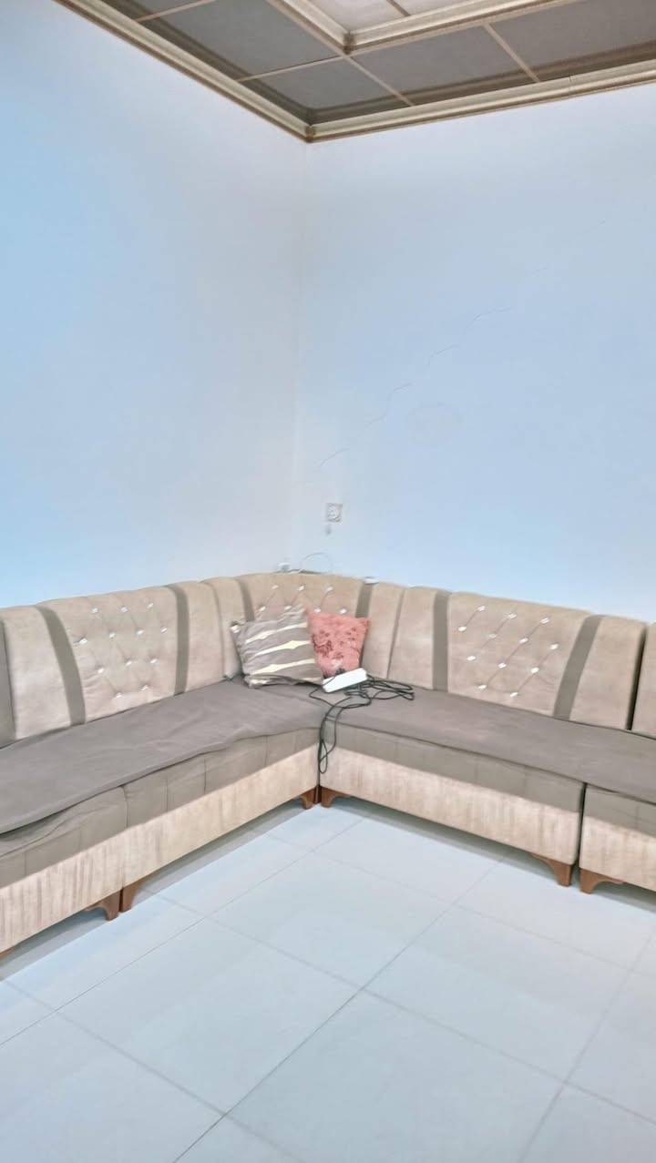 السلام عليكم الدار معروض للبيع
المساحة ٢١٠ ركن شروق 

يتكون من طابقين 
الاول غرفتين نوم + استقبال + مطبخ حار ووبارد + هول عدد ٢ + مشمتلات + مخزن + منور + ترك خلفي 

الطابق الثاني ٣ غرف هوم + هول + مشملات + سطح ناصي + بيتونة  وسطح عالي 

ملاحظة الطابق غرفة نوم + مشملات كاملين والباقي هيكل مأسس كهرب كامل 

📍 الموقع حي الملايين الثانية قرب جامع الانفال 

قرار ٢٥. بي وصل بلدية 

للتواصل مع صاحب الدار 

***********
