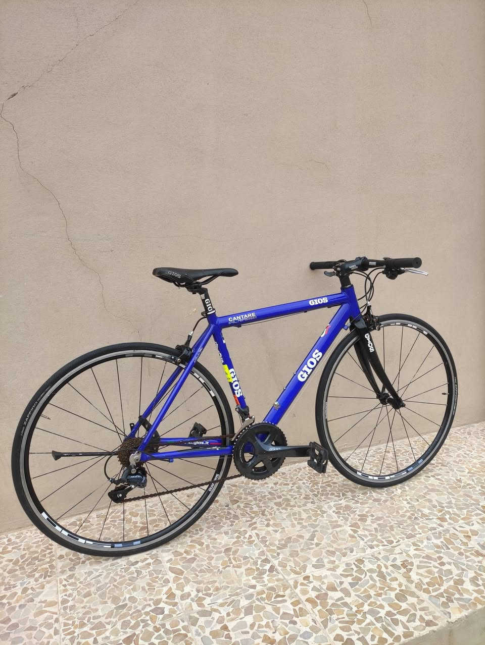 السلامُ عليكُم ...لعشاق السرعة والمسافات
دراجة ماركة #GIOS جيوس العالميه ماركه غنيه عن التعريف 

صنع ايطالي اصلي اورجنال ختم شركة 🇮🇹Made in ITALIA🇮🇹

حجم 28(C700)قياسM ميديم 52CM .لون ازرق چويتي لامع 

فوول المنيوم ماشة كاربون وزن ريشة خفيف جدا بمعنى الكلمة 

سستم شيمانو كامل سيت سورا #SHIMANO_SORA  حديث 

بدالات السرعة 9X2 نظام رود سباق سحب دفع #شاشة حديث 

مجمع براكيت بولبرين مختوم ختم الشركة #SHIMANO_SORA

ويالة بولبرين زوم طبقتين من ماركة #R500 فول سرعه وسلاسة

تايرات كتان اصلية من ماركة #vittoria_ZAFFIRO للسباقات 

ستيرن المنيوم رياضي نفخ مختوم ختم الشركة الاصلي #GIOS

كمبليونات وياله سلايت شيمانو .سرج جلد اصلي مختوم #GIOS 

🔴الدراجة بيها سرعه وخفه وسلاسة مو طبيعية طائرة ارضية🚀

🔴الدراجة بلكاغد  نظيفة بمعنى الكلمة بلنايلون 

🔴الدراجة قطعة مال حاوية غير مستخدمة داخل العراق 
     ما بيها اي نقص كاملة وجاهزة ع الاخير.. ما بيها برغي 
     مبدل على وضع الشركة بلاد ختم واحد ليبل واحد كلة
     جيوس #GIOS حتى الستيرن والسرج وبوري السرج #GIOS

المكان موصل الجانب الايسر..السعر 3ورقات (300$ دولار نهايتة)

يوجد توصيل بغداد وجميع المحافضات العراقية 

رقمي للتواصل ***********

